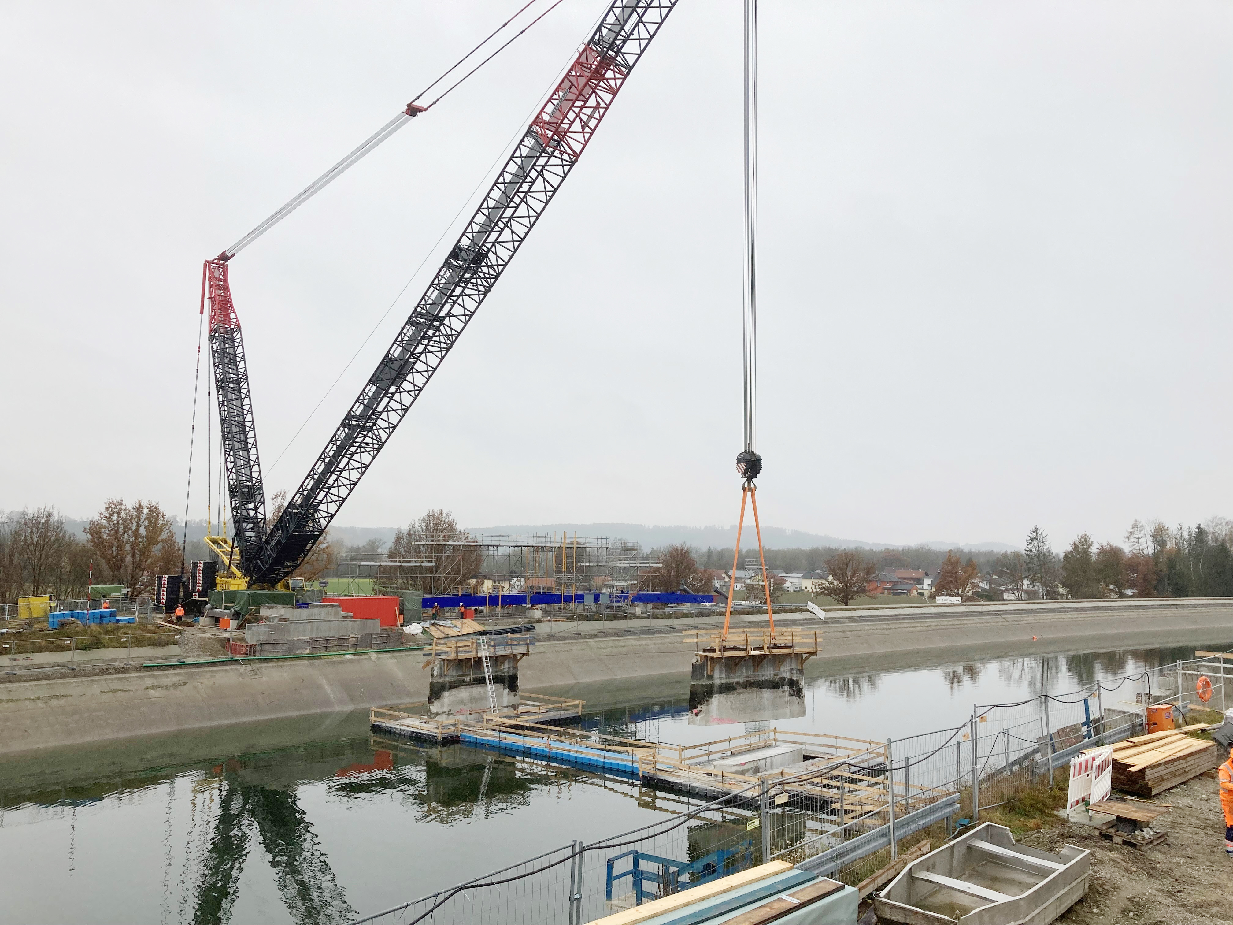 Ersatzneubau Brücke Innkanal: Einhub eines Brückenteils durch einen Kran