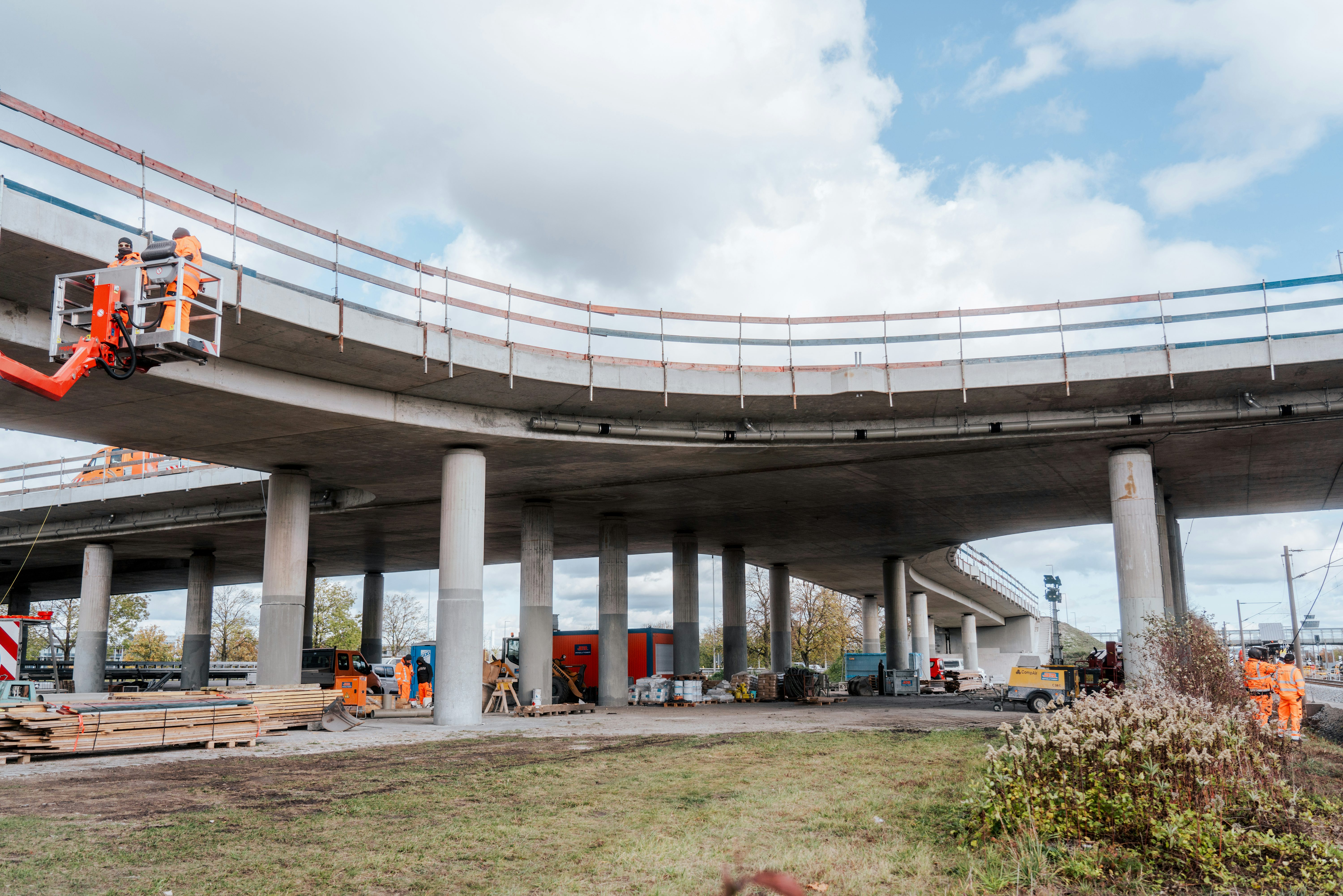 Sanierung der Straßenbrücke Knoten-West am Flughafen München: Bauarbeiten an der Brücke
