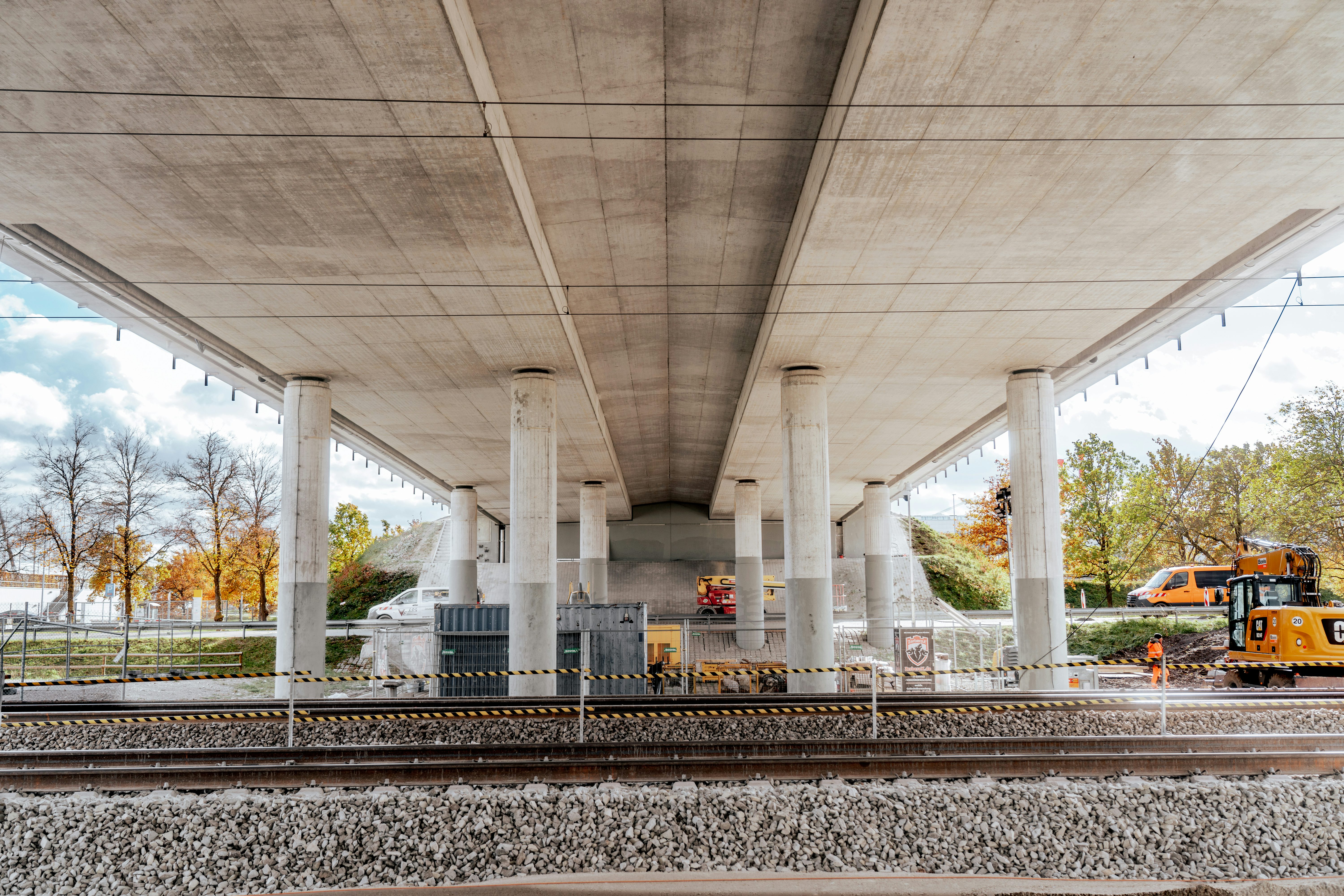 Sanierung der Straßenbrücke Knoten-West am Flughafen München: Brücke mit Bahngleis von unten