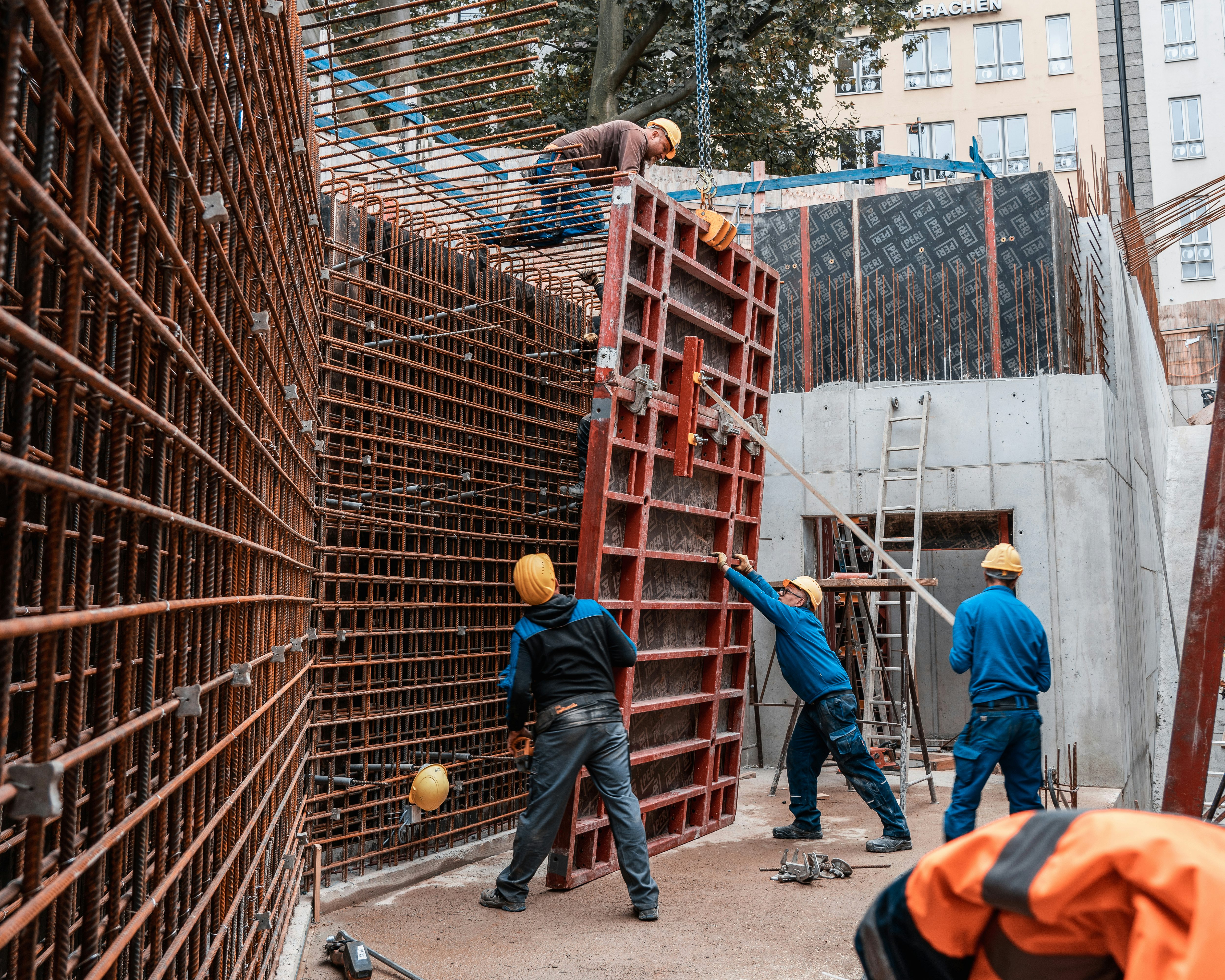 Sanierung U-Bahnhof am Sendlinger Tor in München: Kolonne bei der Arbeit