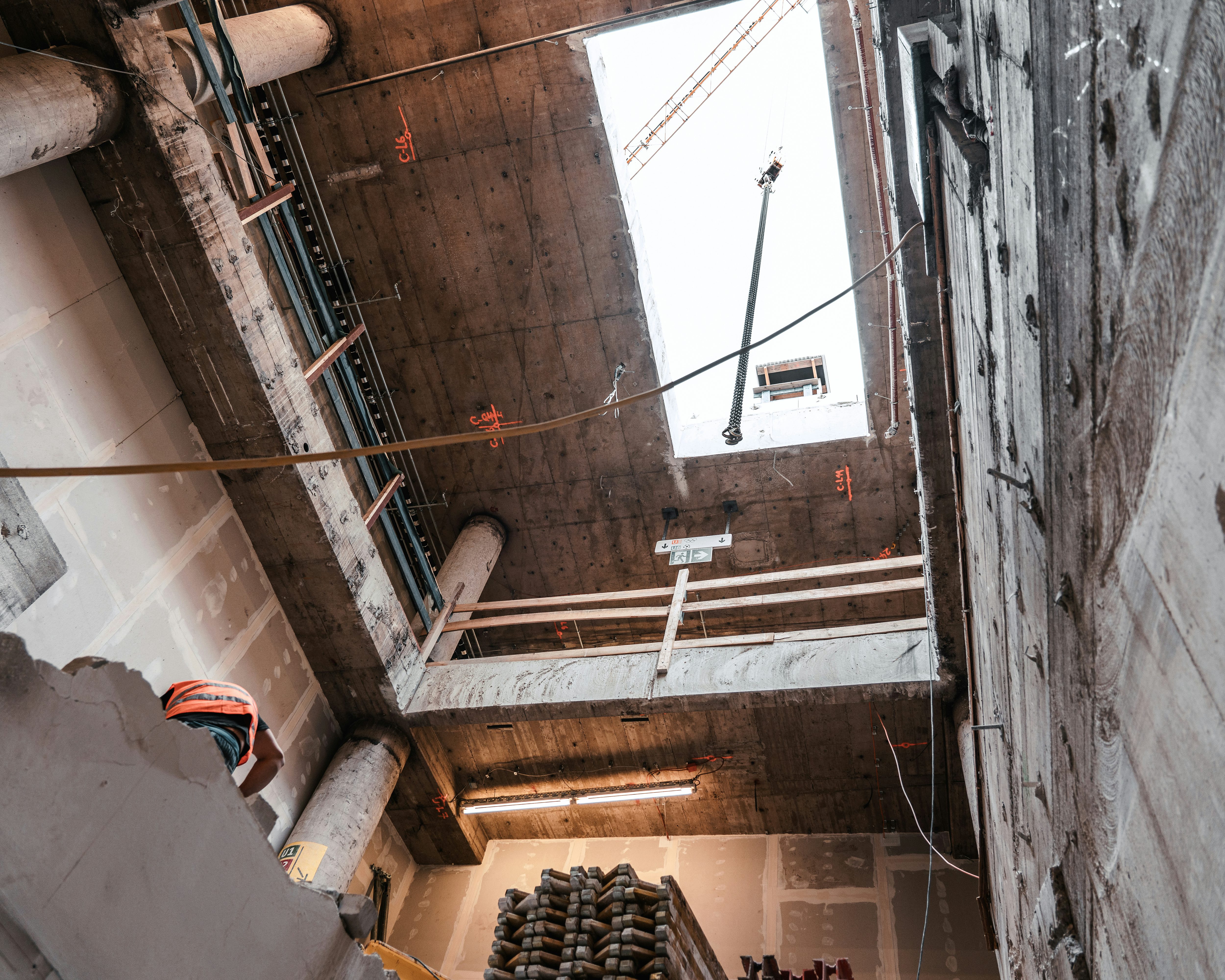 Sanierung U-Bahnhof Sendlinger Tor München: Baustelle aus der Froschperspektive fotografiert
