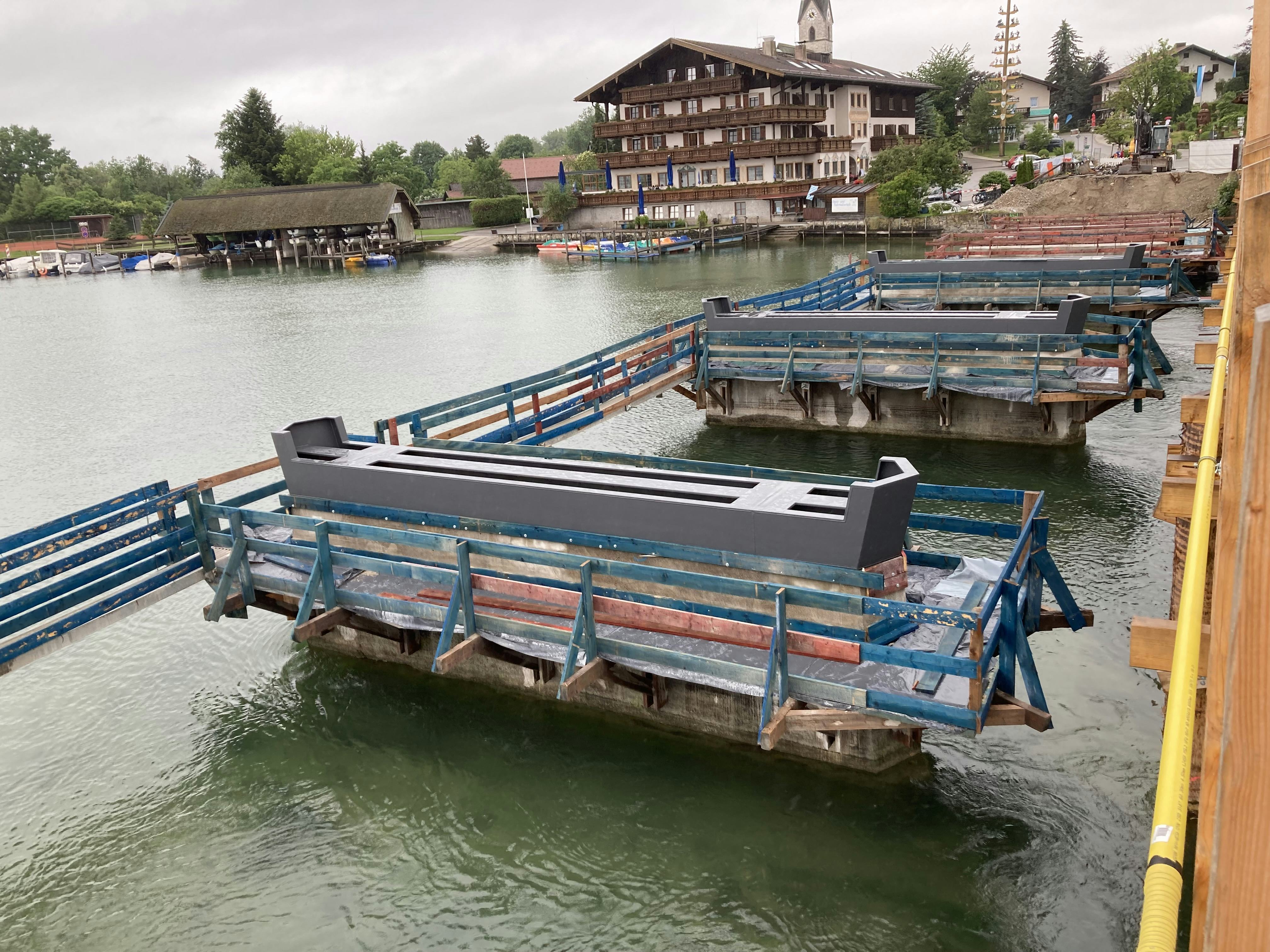 Baustelle Alzbrücke Seebruck: Fundamente der Brücke im Wasser