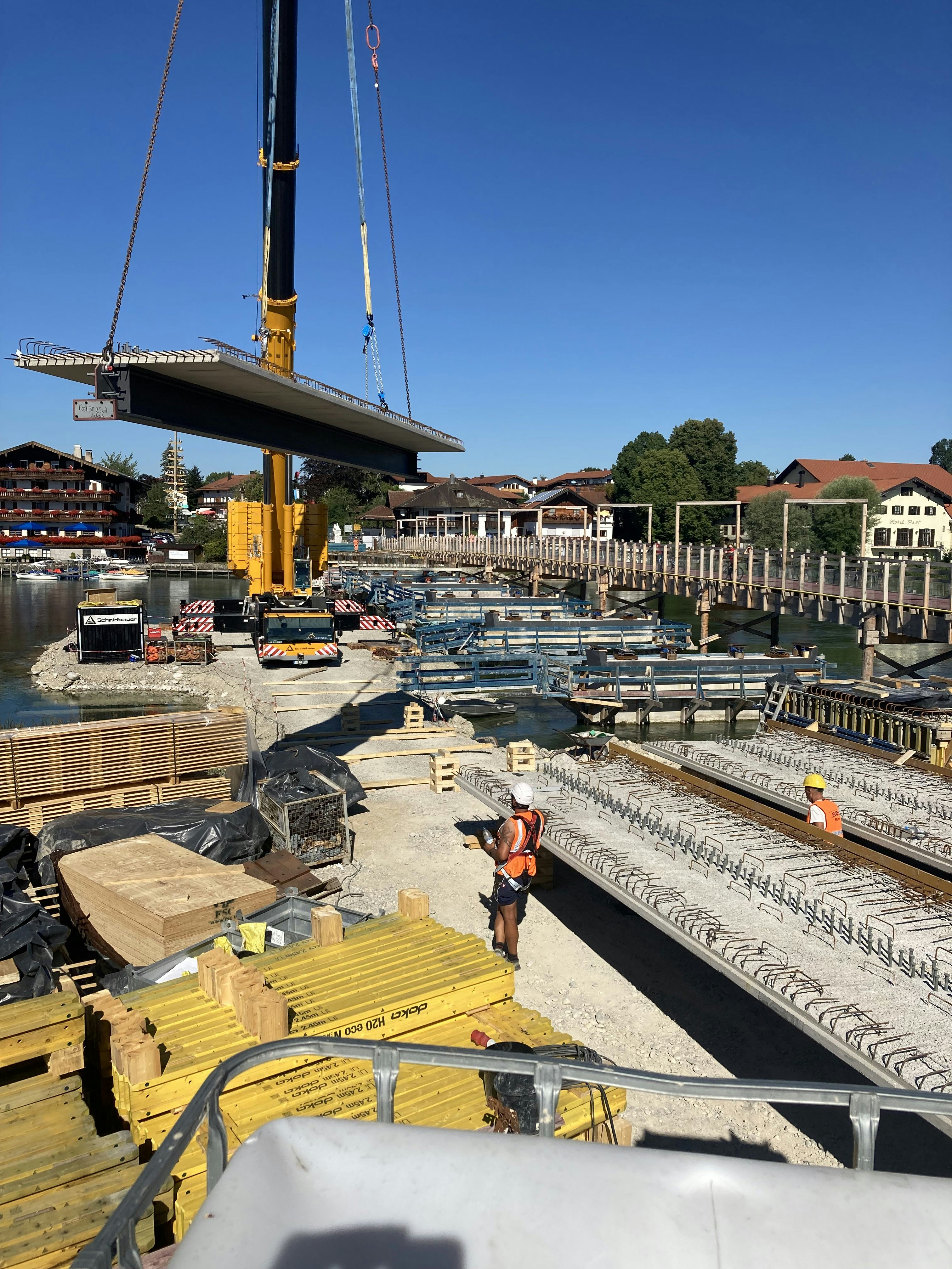 Baustelle Alzbrücke Seebruck: Kran hebt Brückenteil ein
