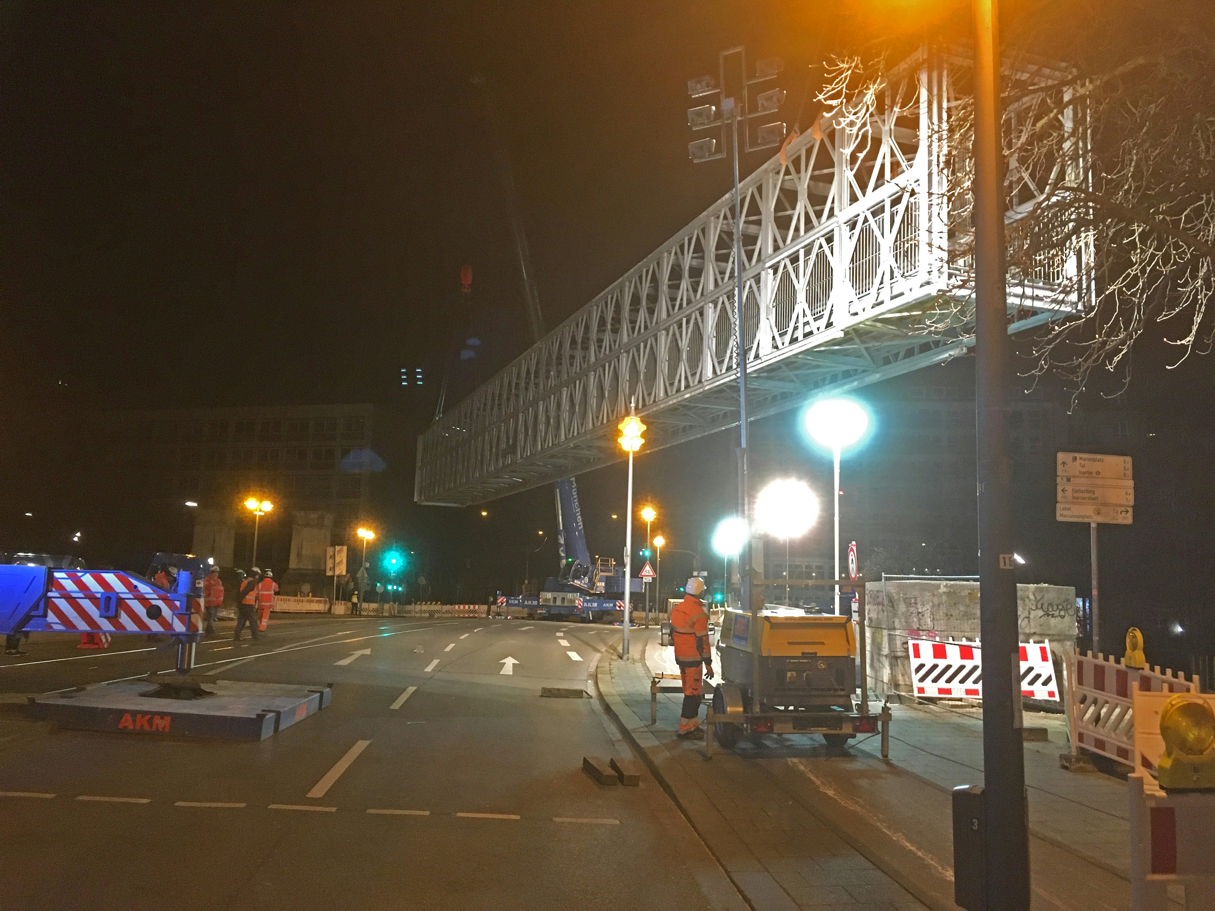 Nachtaufnahme Einhub einer Behelfsbrücke an der Ludwigsbrücke in München