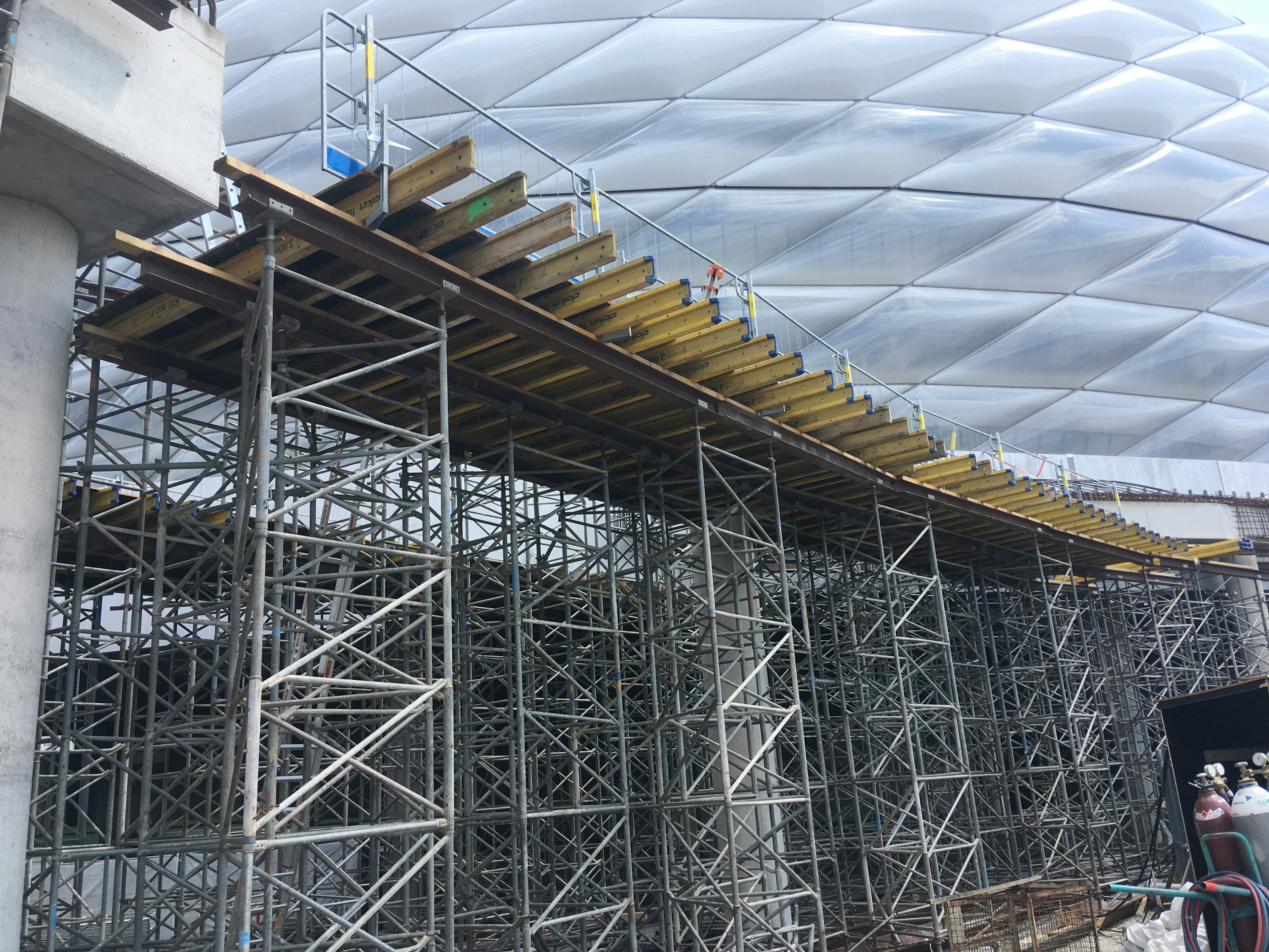 Fußgängerüberführung Allianz Arena München im Bau