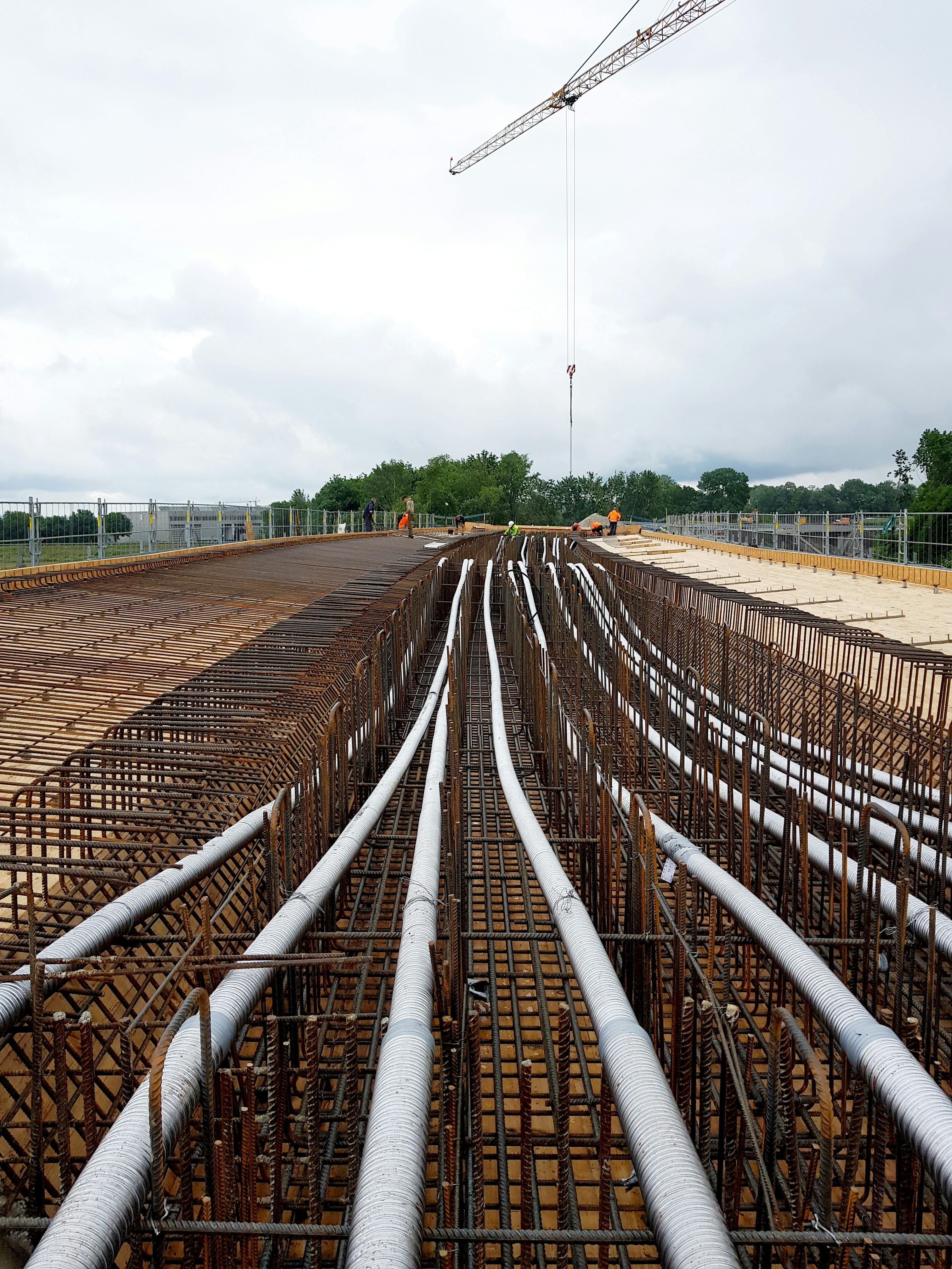 JR Kran arbeitet an Stahlgerüst der Brücke