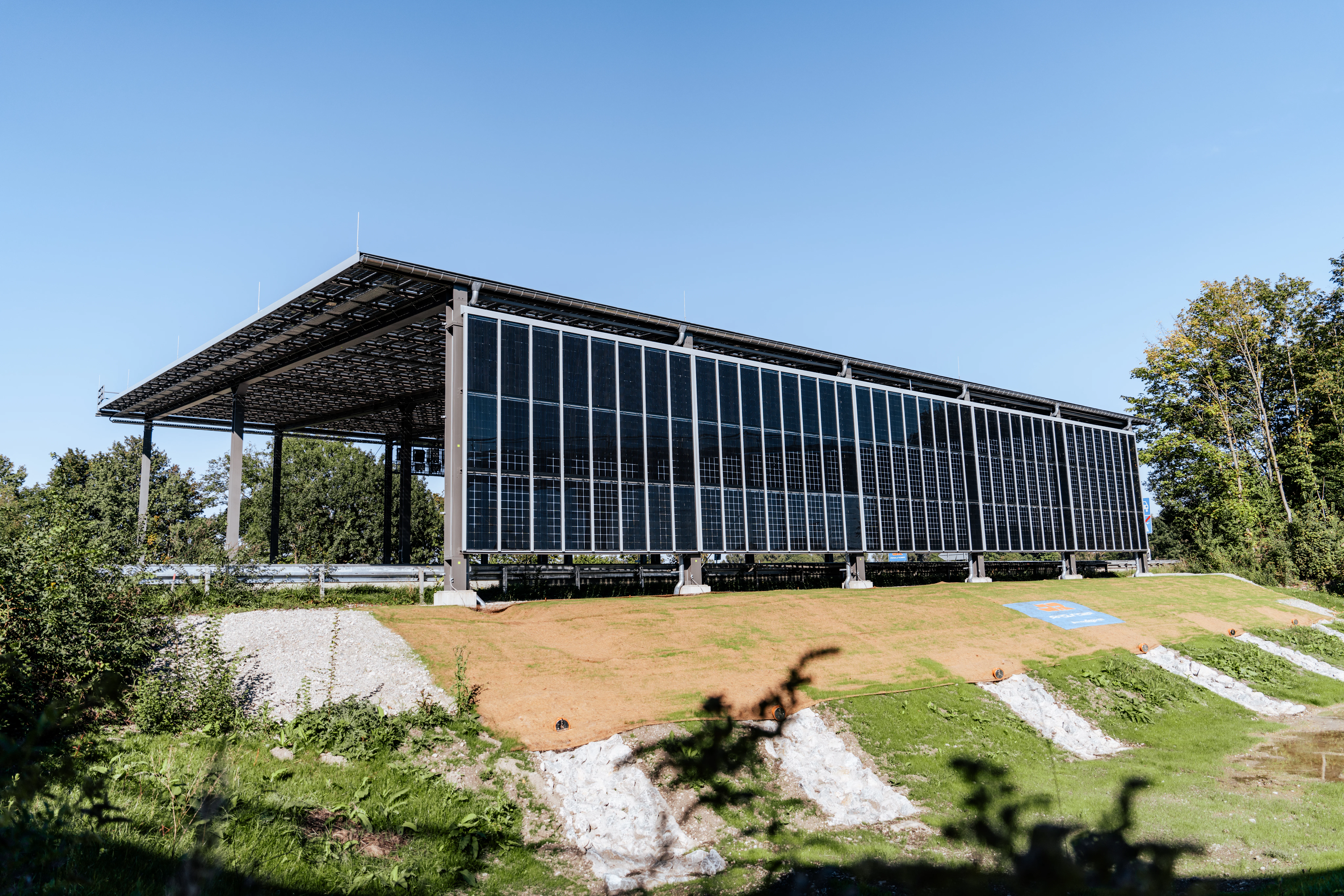 Blick auf die PV-Anlage. Zu sehen ist die Überdachung und Straßenführung