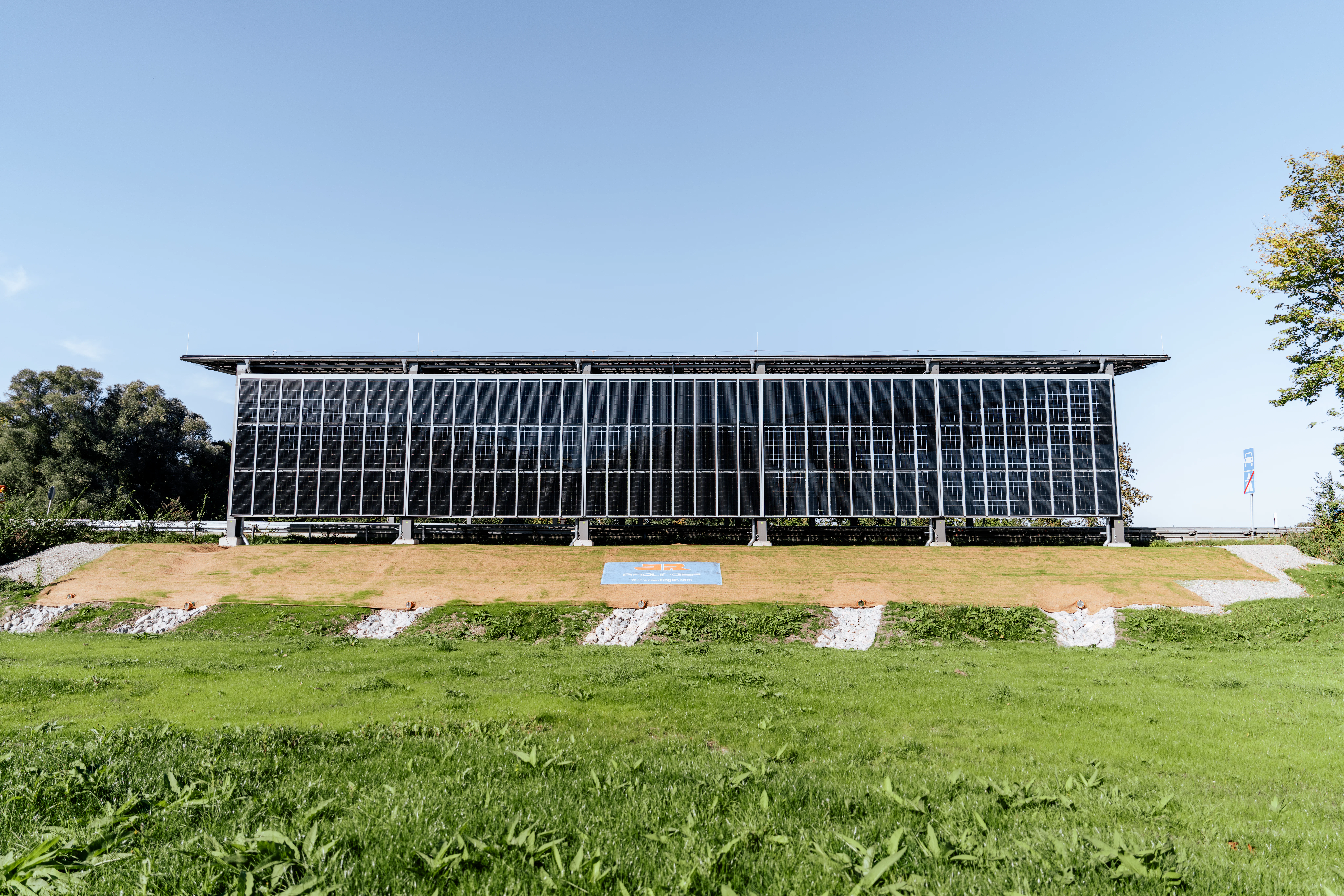 Frontansicht der PV-Anlage