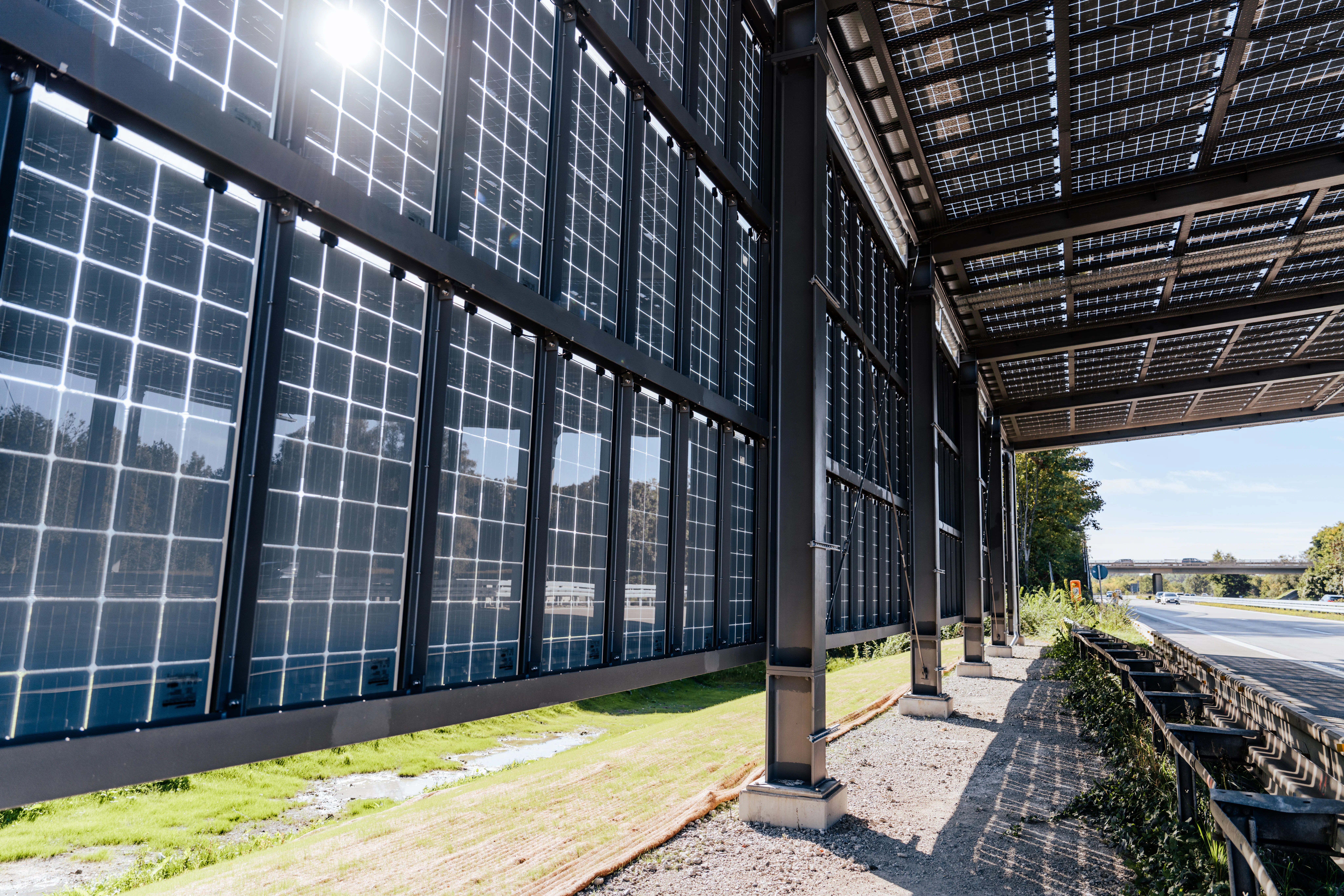 Foto der Innenseite der PV-Anlage mit sichtbarer Überdachung über der Fahrbahn der A93