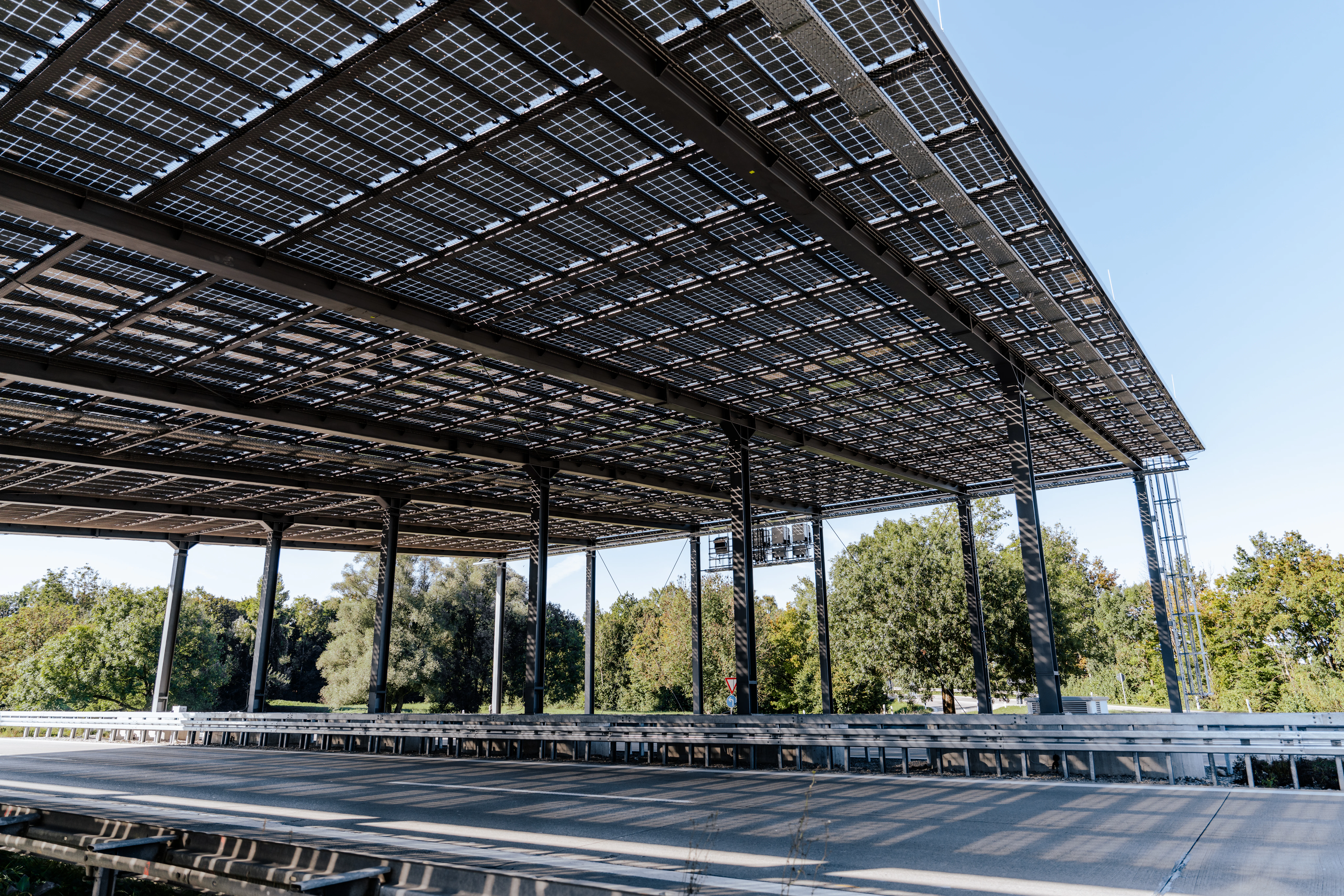 Bild der Überdachtung über den Autobahnzubringer
