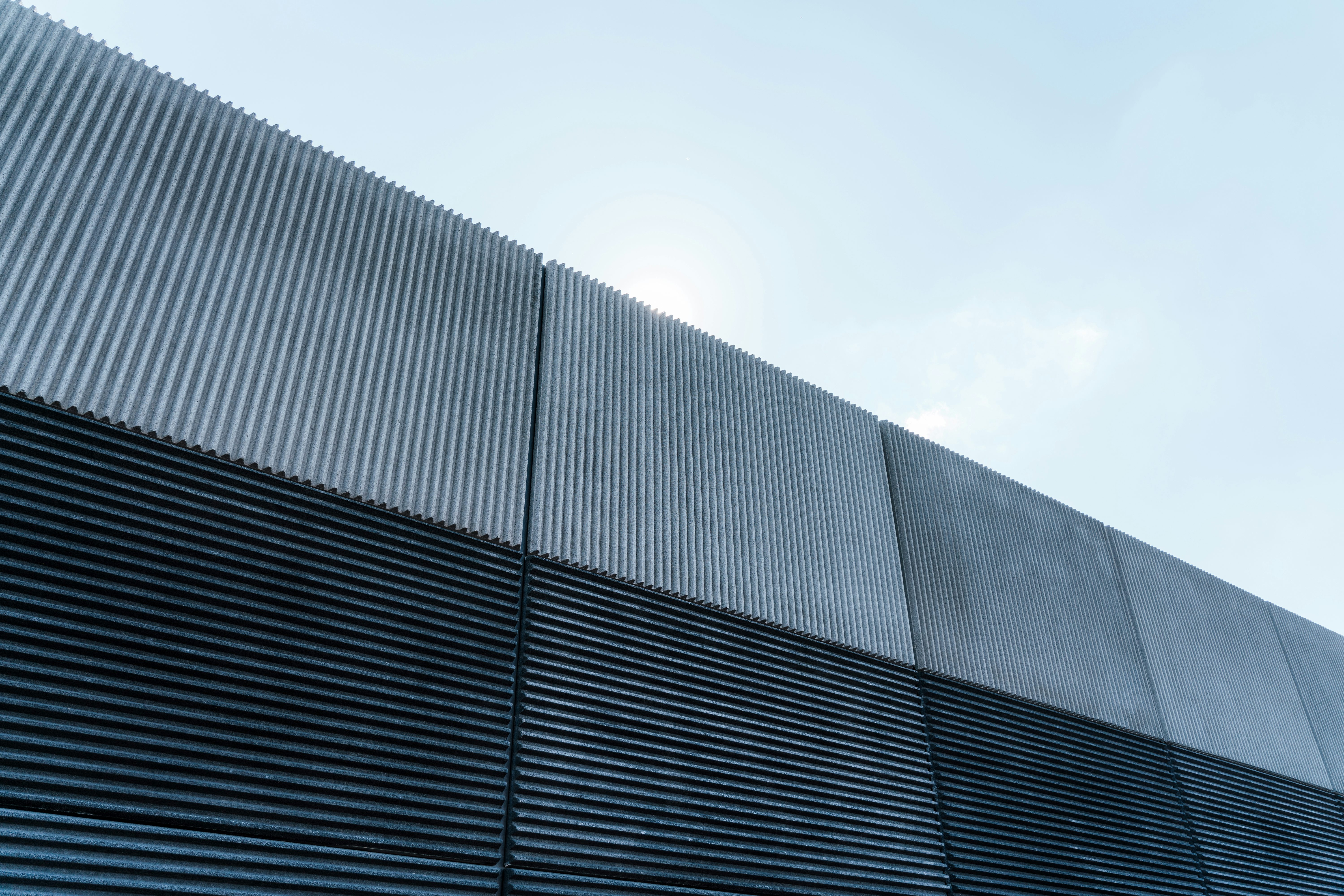 Fertige Lärmschutzwand an der A3 Regensburg-Rosenhof aus der Froschperspektive