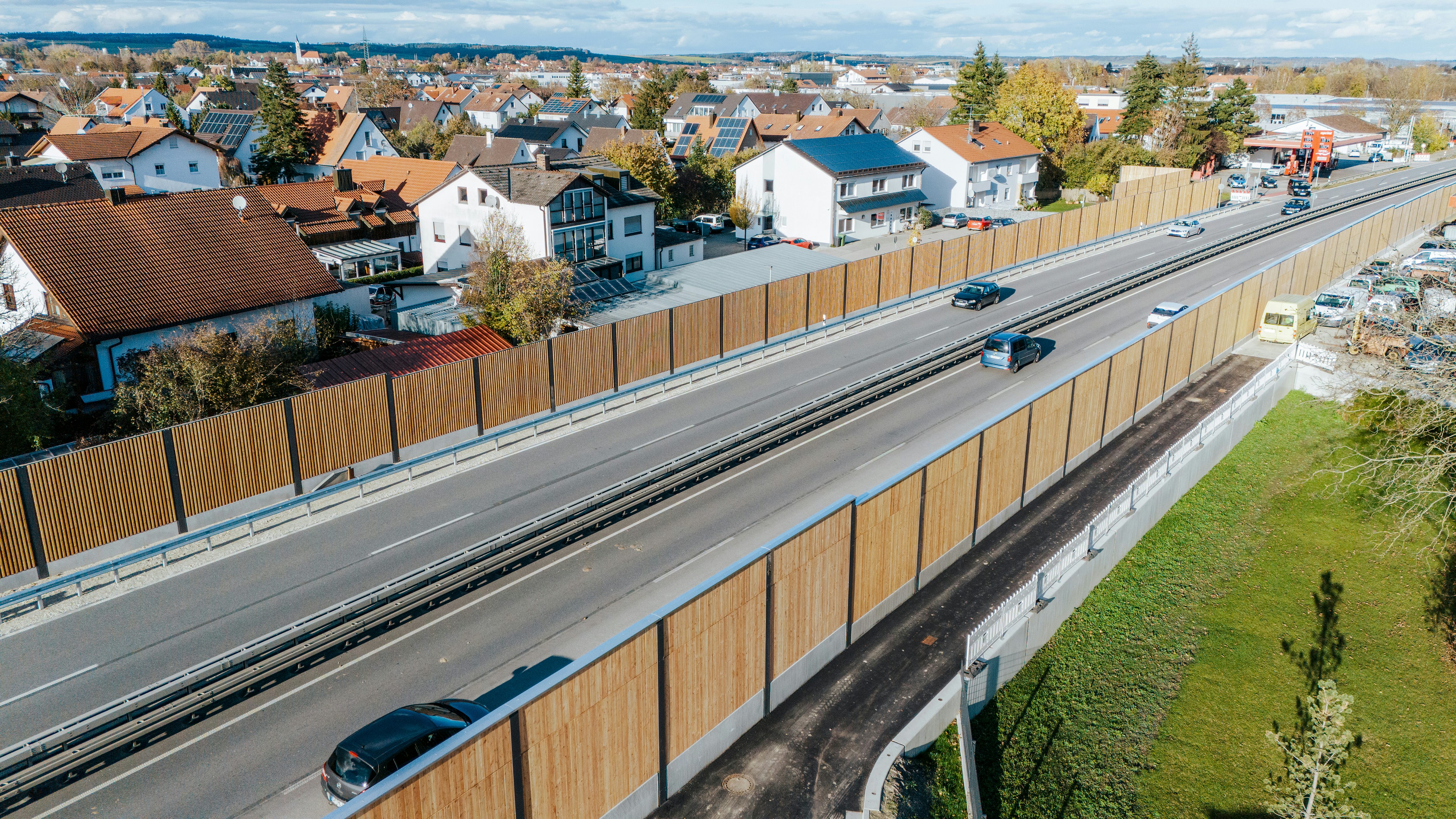 Nachhaltige Lärmschutzwand an der B15 bei Ergolding: Luftaufnahme von der Straße mit der Lärmschutzwand