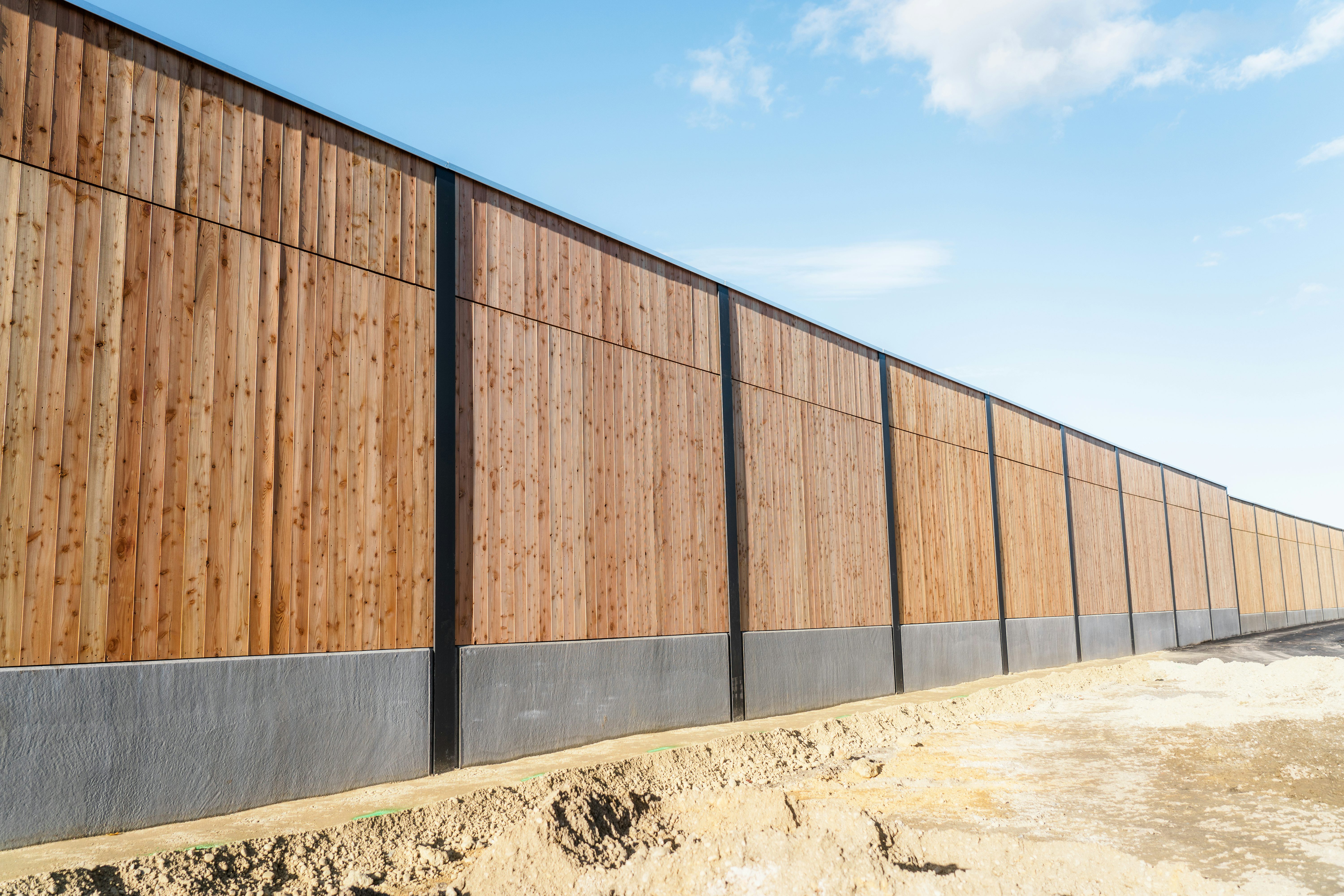 Lärmschutzwand an der B15 bei Ergolding mit Wandelementen aus Lärchenholz