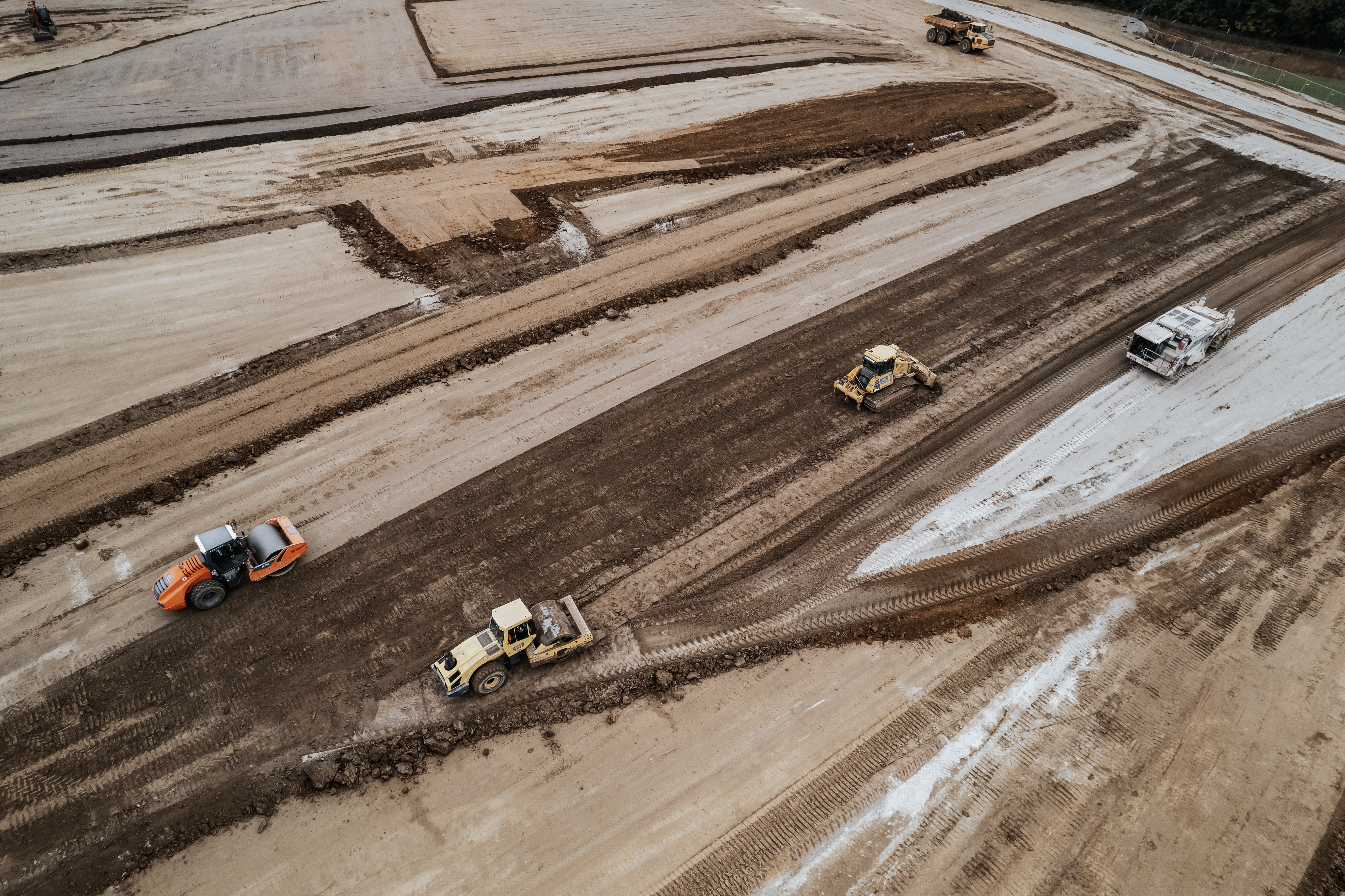 Drohnenaufnahme einer Rädlinger Erdbau-Baustelle mit verschiedenen Baumaschinen (Dumper, Walze, Raupe))