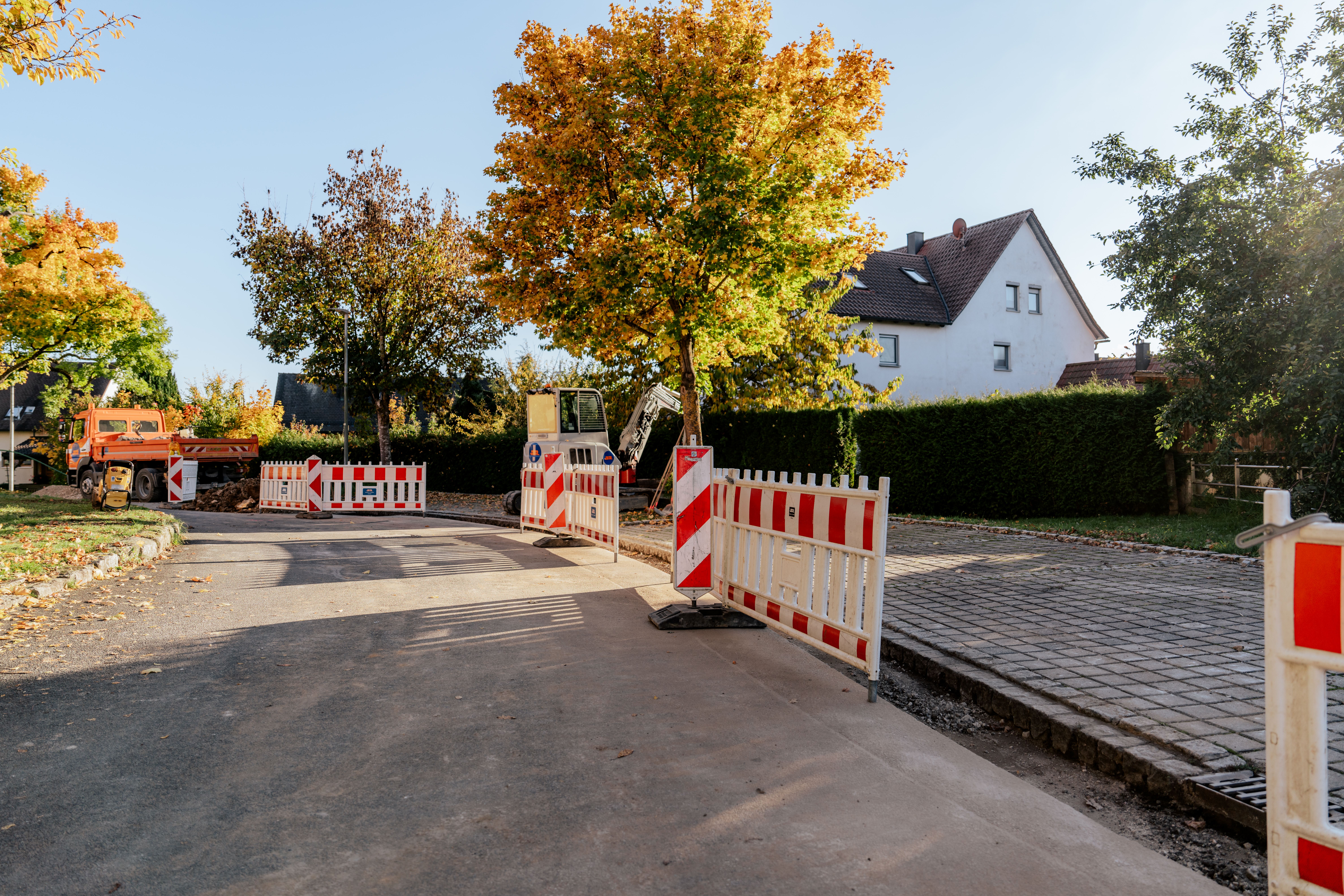 Aufnahme einer Straße für den Breitbandausbau im Landkreis Regensburg und Neumarkt im Herbst