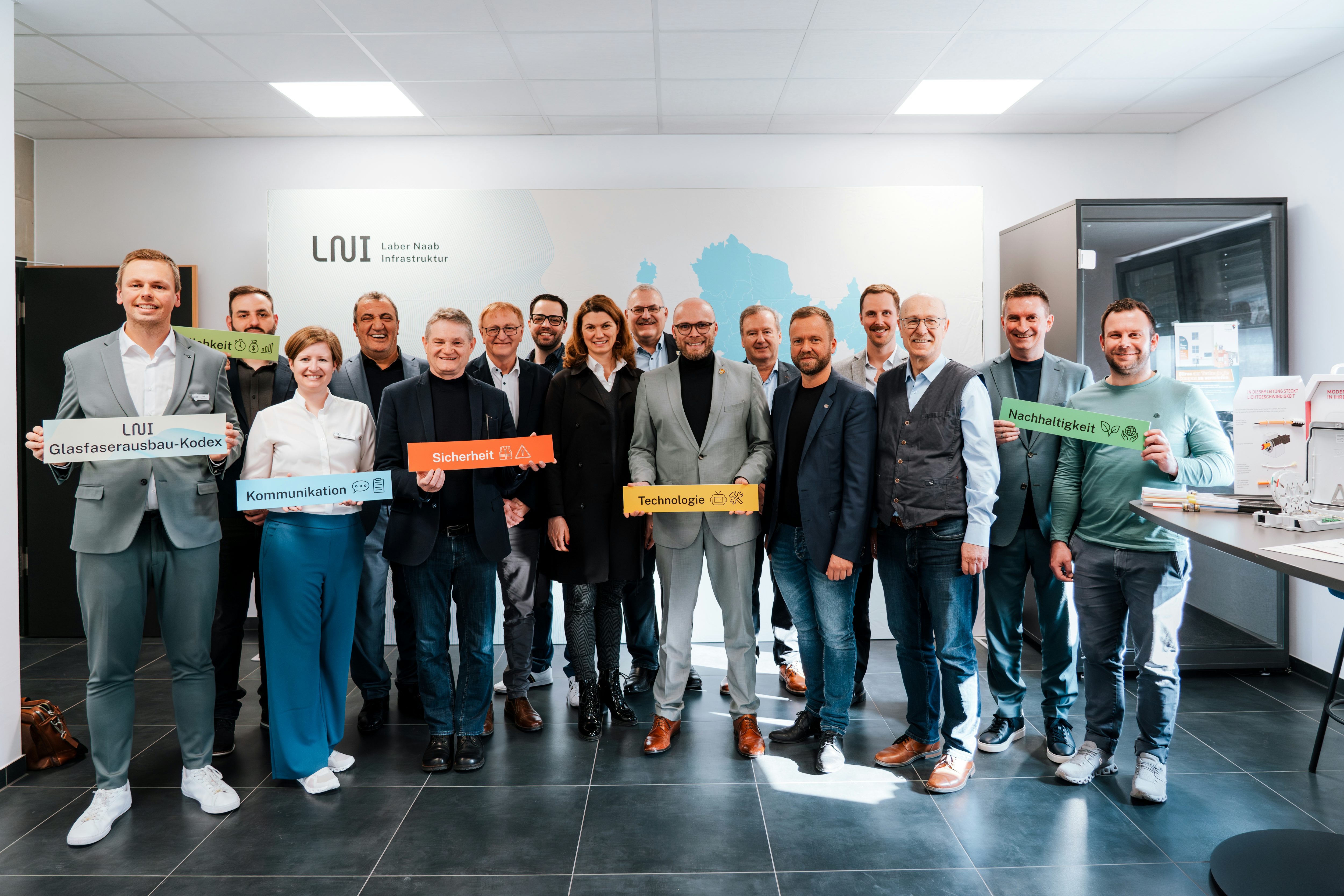 Gruppenbild der Vertragsunterzeichnung im Büro für den LNI Breitbandausbau im Landkreis Regensburg und Neumarkt