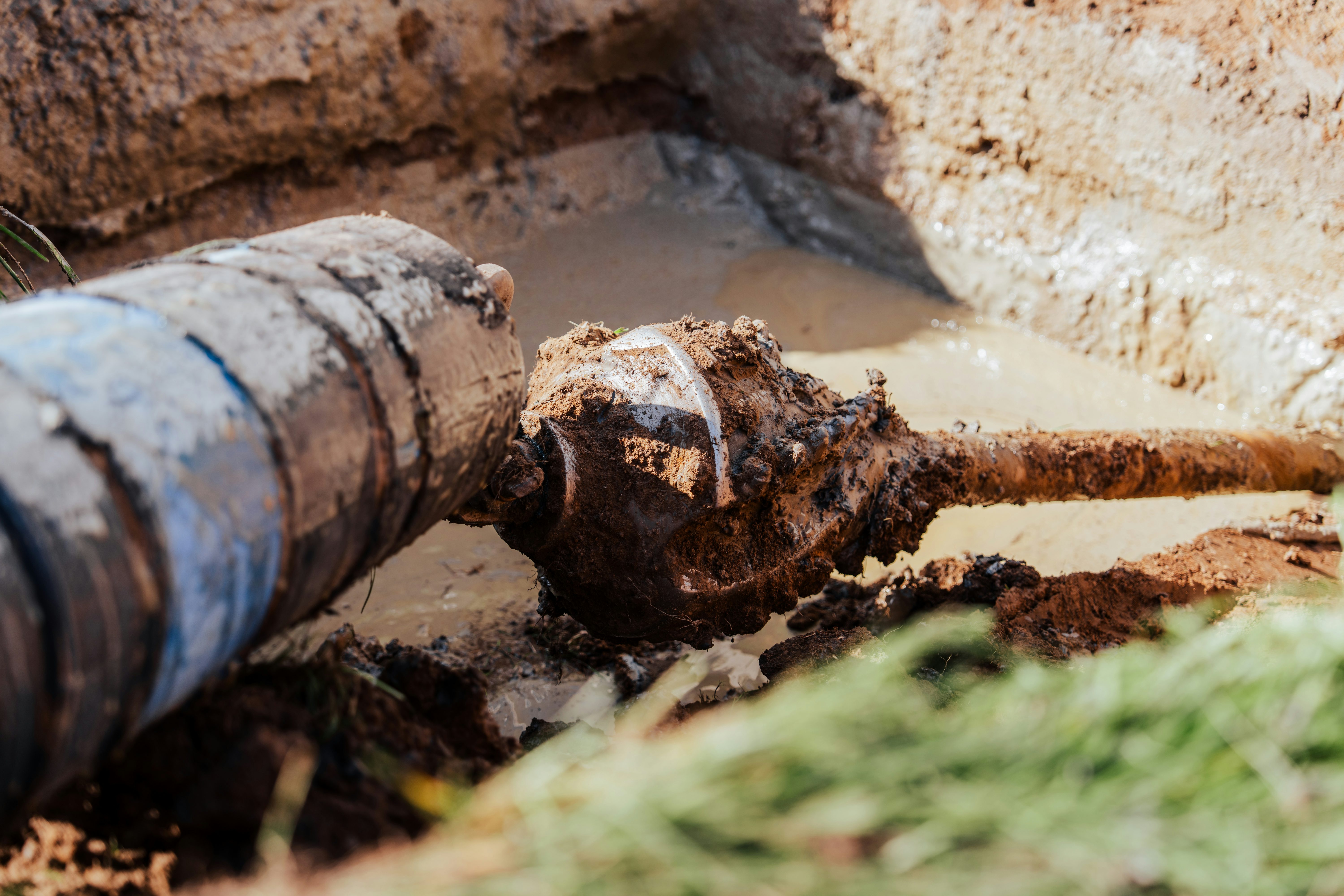 Nahaufnahme des Bohrers der Netzbau Horizontaltechnik beim Ausbau des Stromnetzes im Landkreis Schwandorf