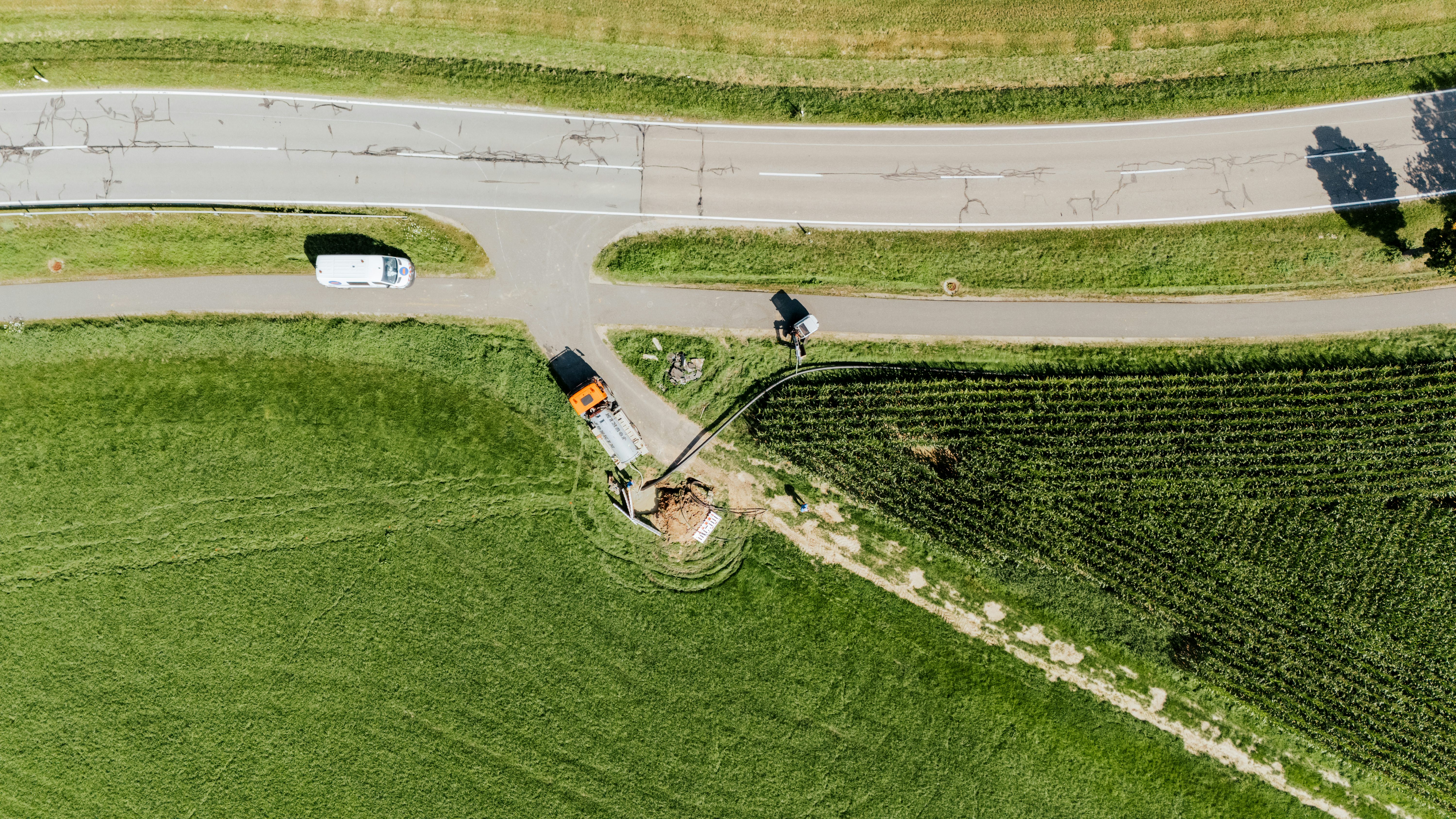 Drohnenaufnahme aus der Vogelperspektive der Netzbau Horizontaltechnik beim Ausbau des Stromnetzes im Landkreis Schwandorf