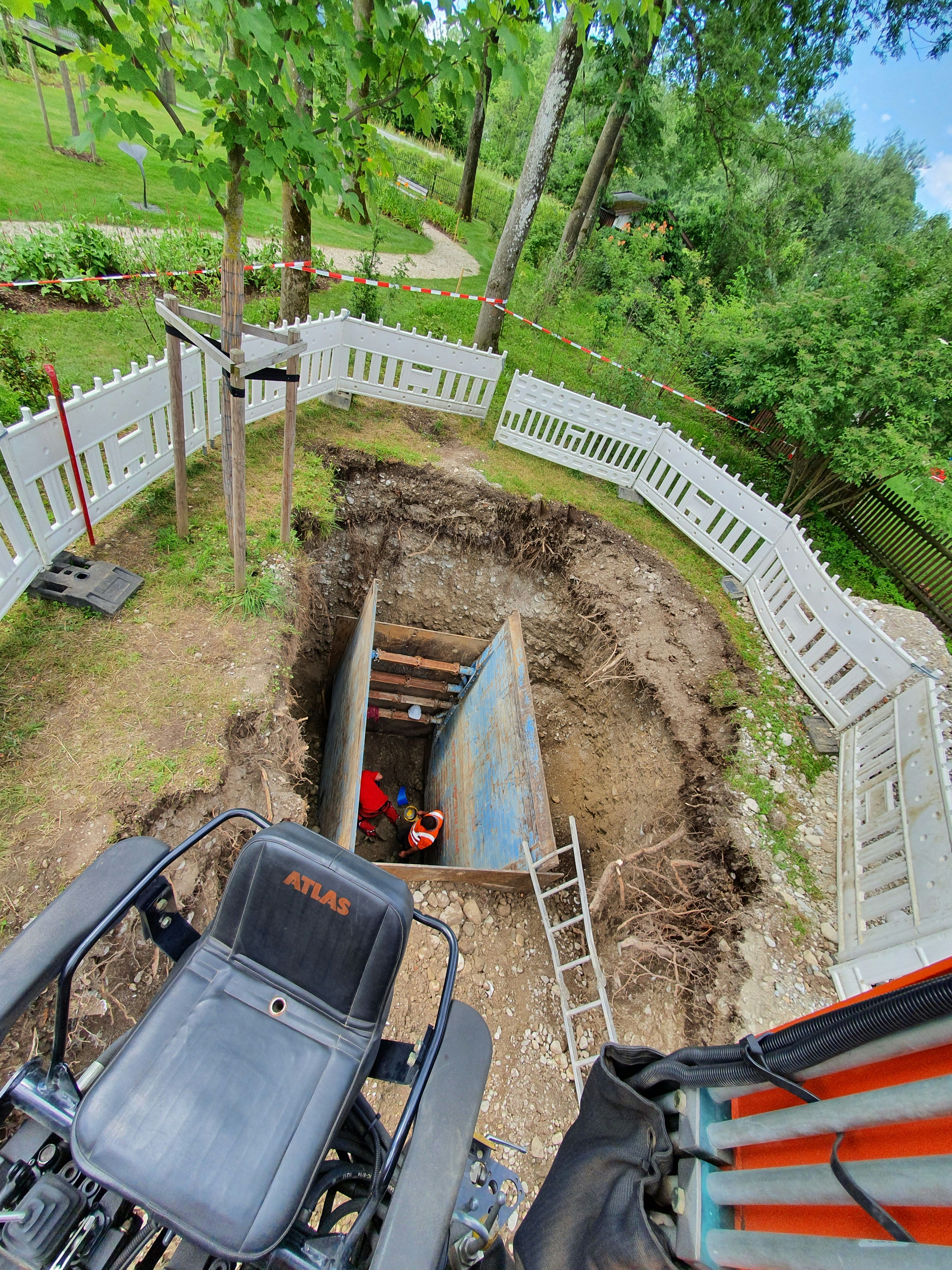 JR Bauarbeiter beim Einsanden eines Rohres bei der Dükerung der Mangfall