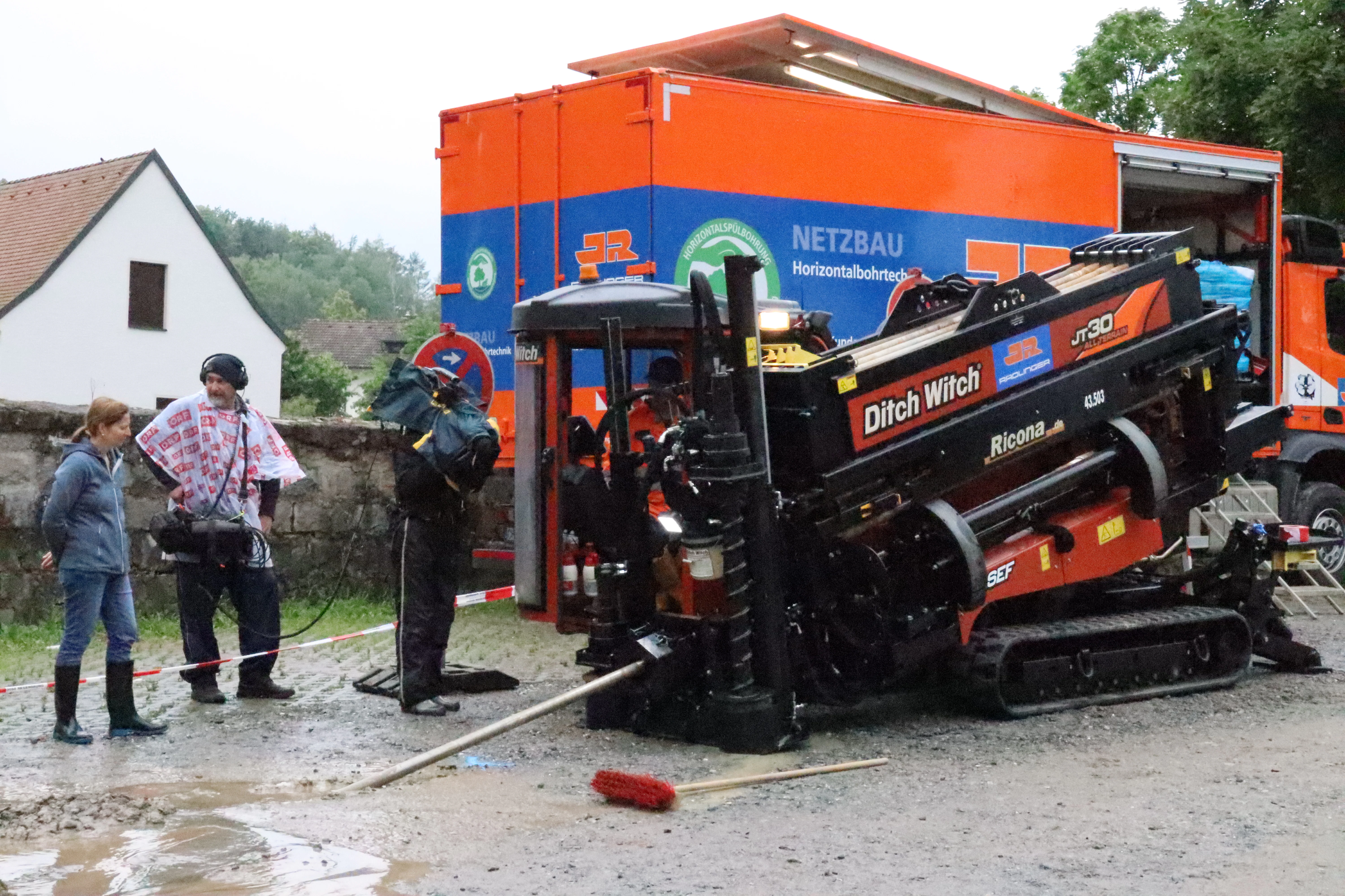 Drehteam von DMAX filmt JR Mitarbeiter bei Horizontalspülbohrung
