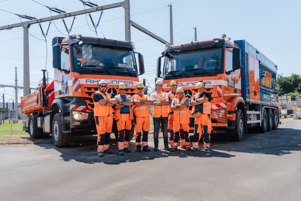 Das JR Netzbau-Team mit Saugbagger und Lkw vor dem Umspannwerk in Schwarzenfeld