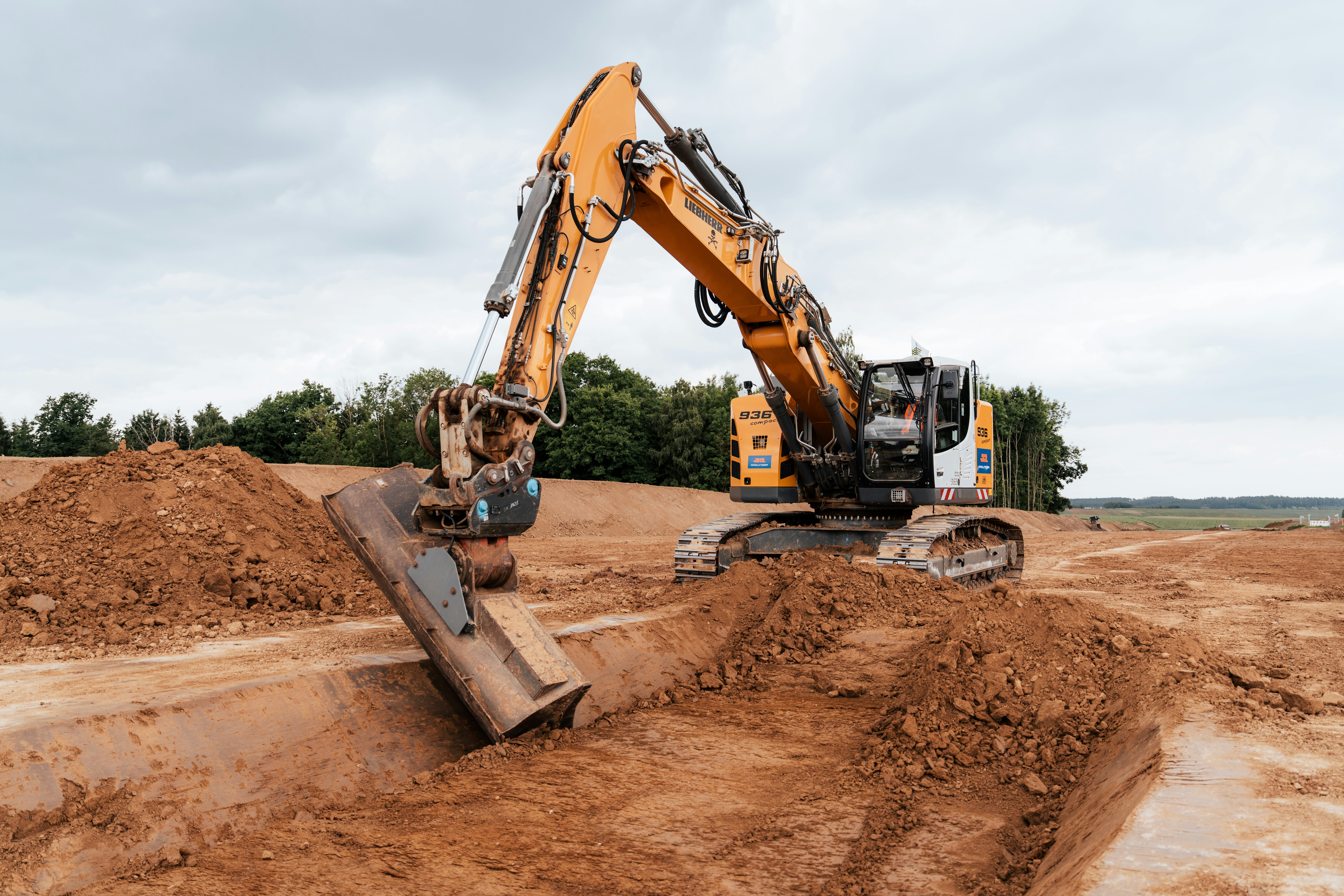 Detailaufnahme eines Baggers auf der Baustelle des SuedOstLinks