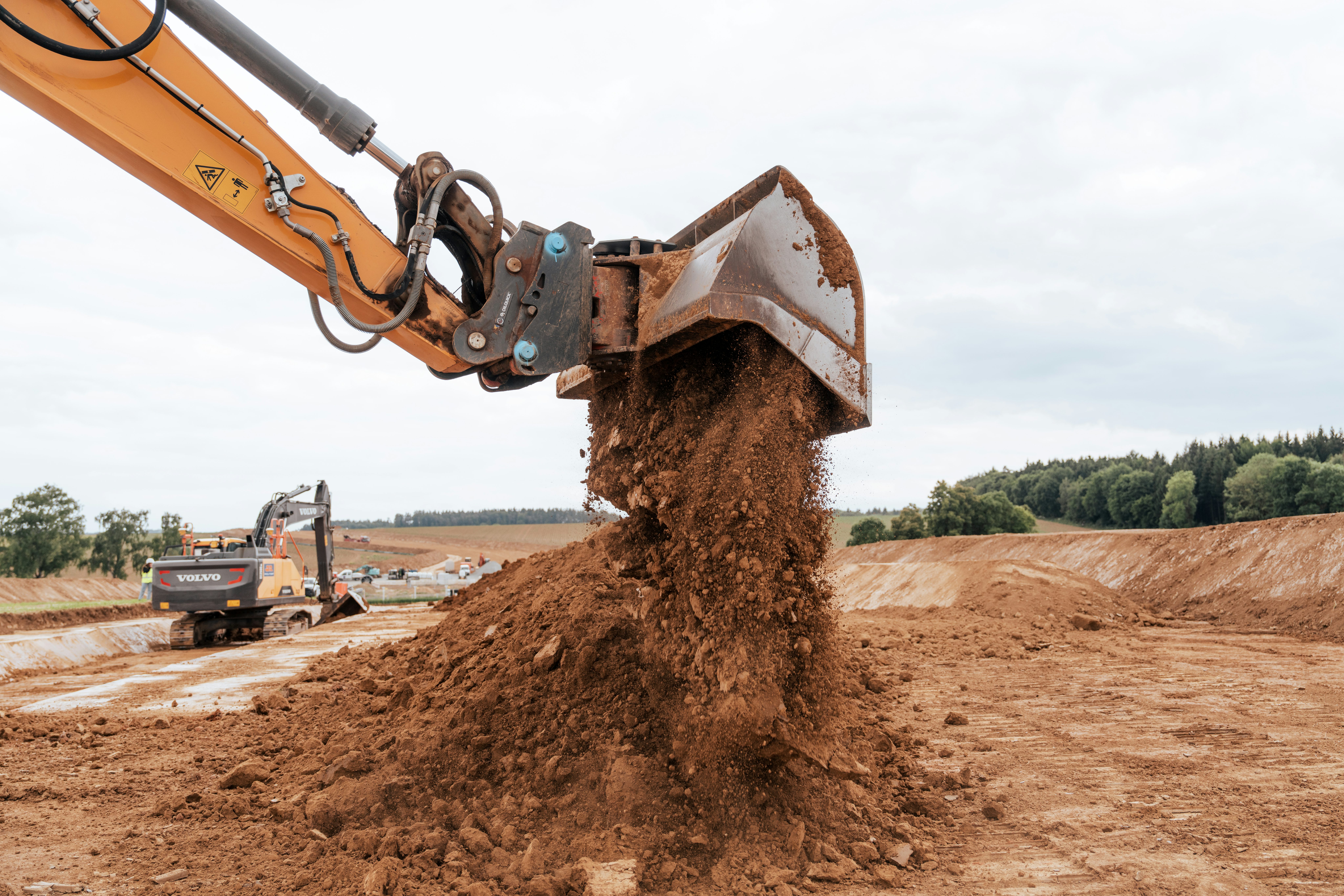Aufnahme einer erdeausleerenden Baggerschaufel auf der Baustelle des SuedOstLink