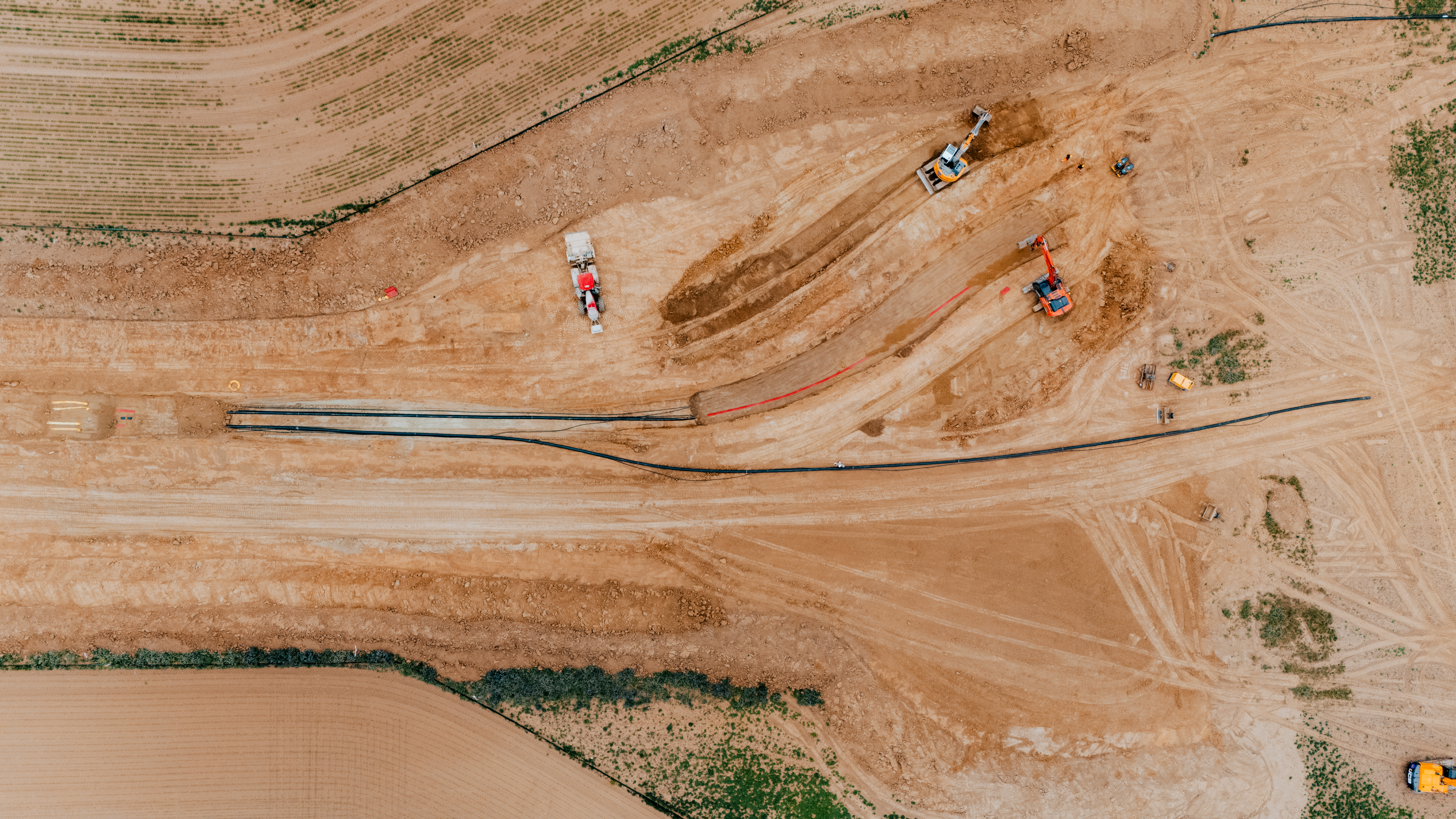 Vogelperspektive der Bauarbeiten mit drei KabelnBaggern und verlegten des SuedOstLinks