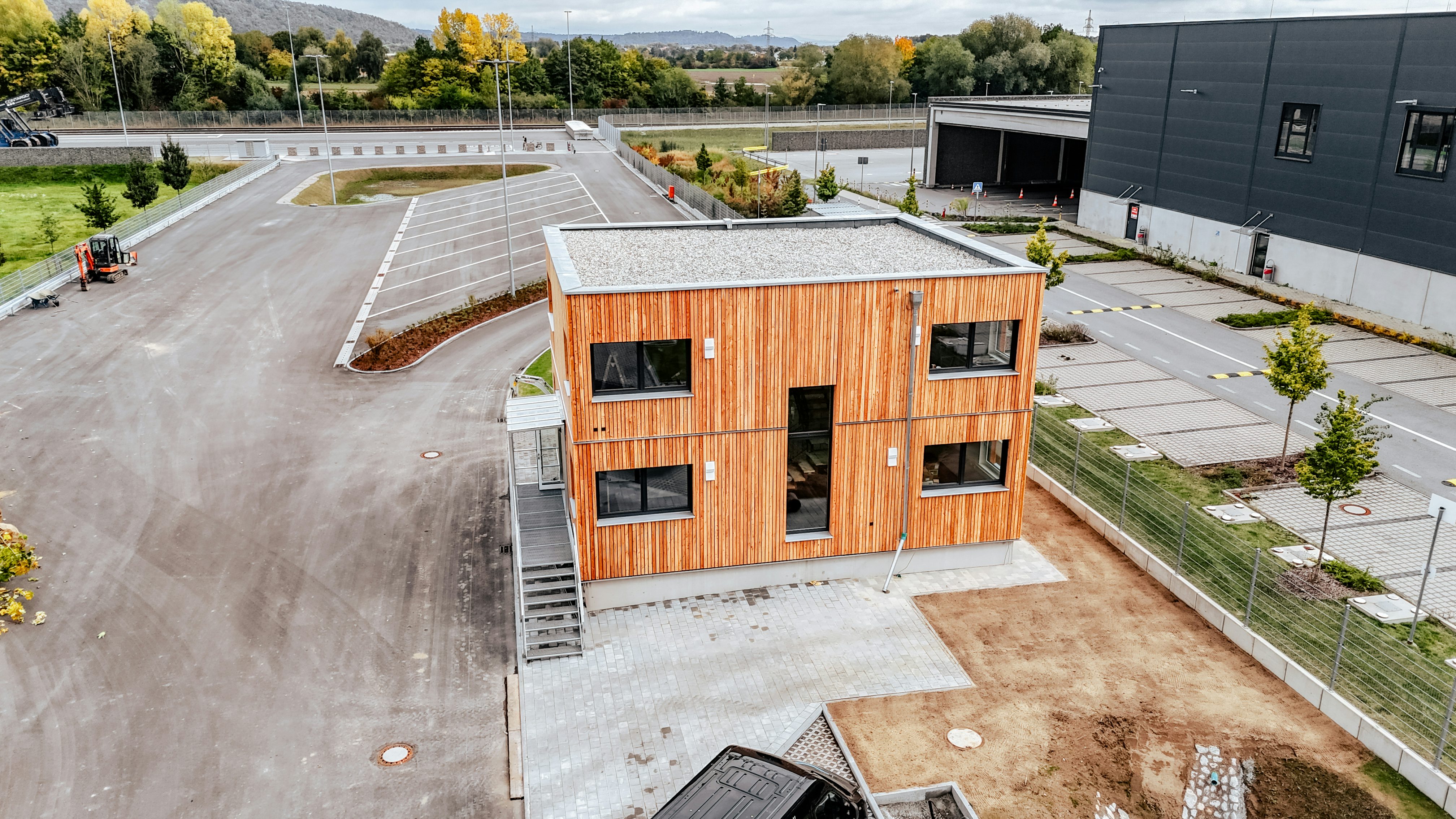 Drohnenaufnahme des Gebäudes neben einer asphaltierten Straße des KV Terminal Hafen Straubing-Sand