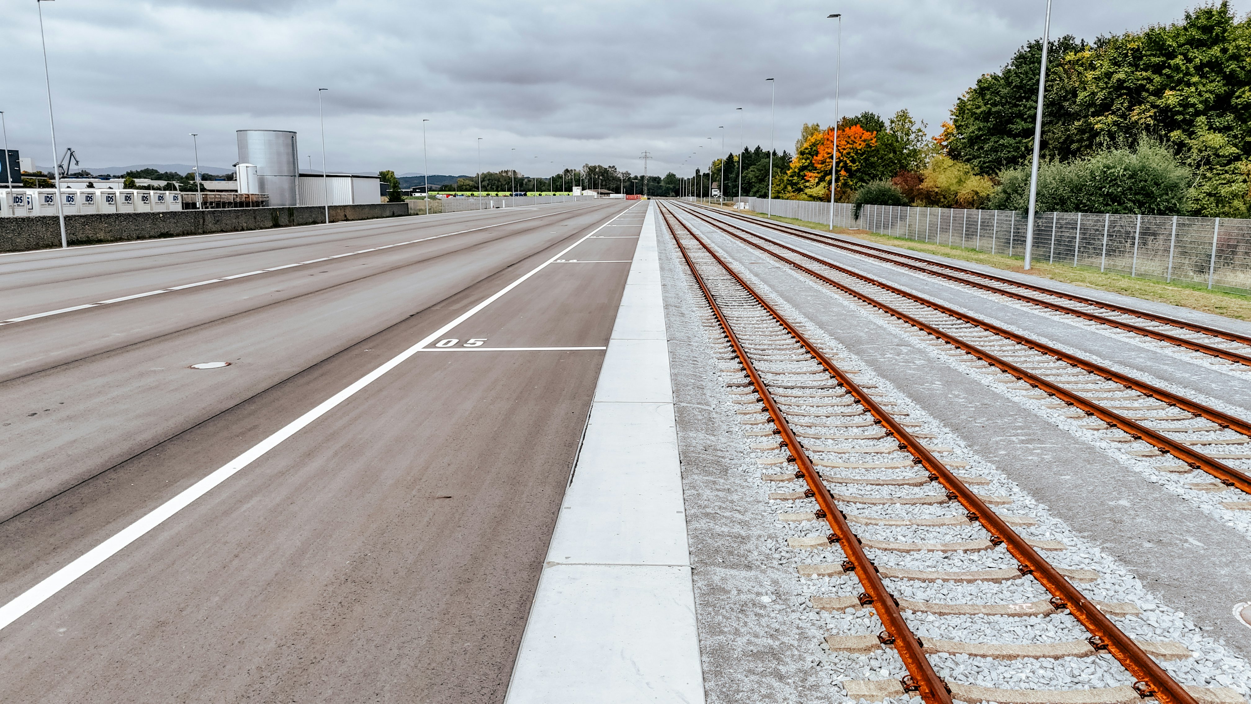 Aufnahme der Straße neben den Schienen des KV Terminal Hafen Straubing-Sand