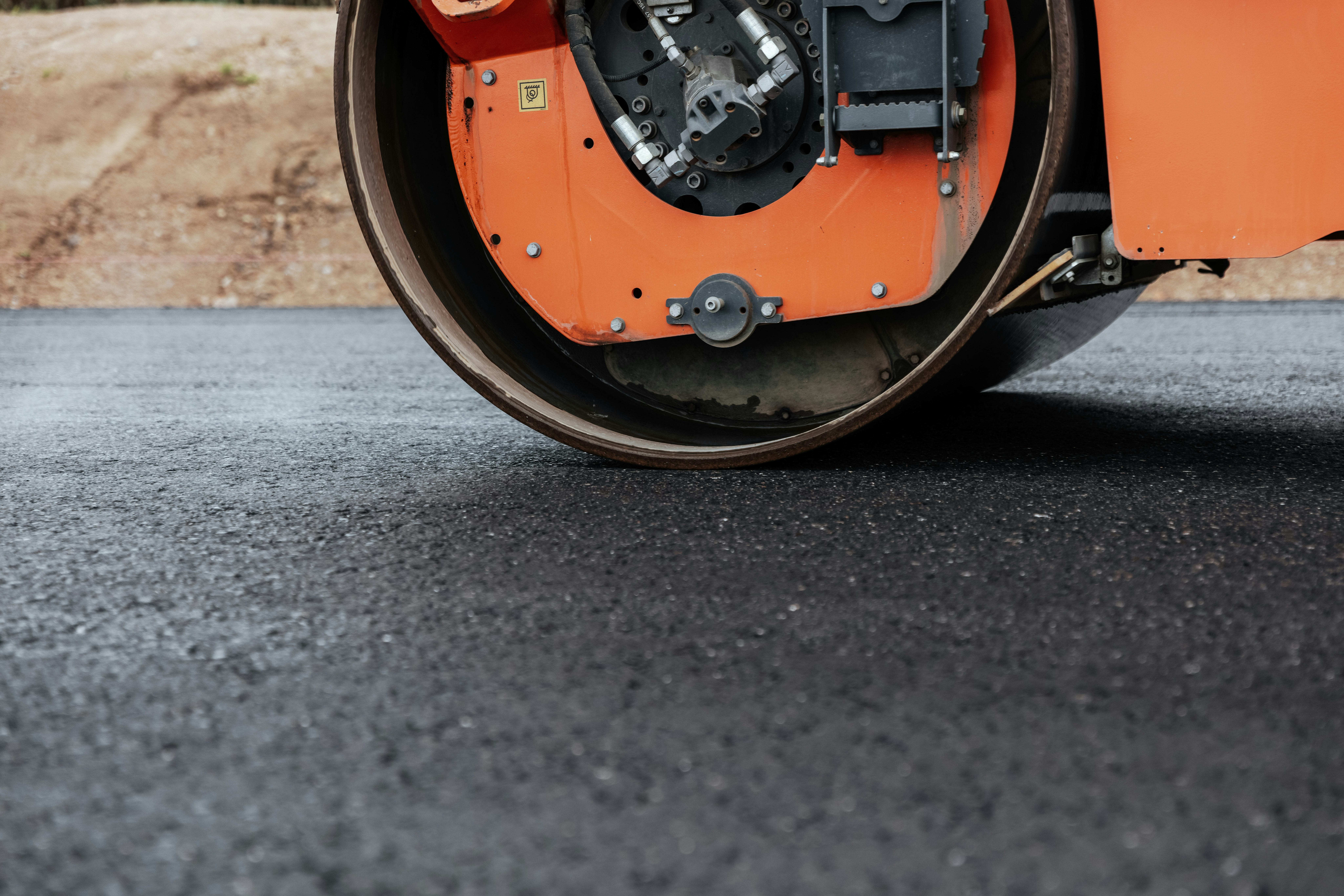 Nahaufnahme einer Maschine bei der Deckenerneuerung auf der B85 in Cham