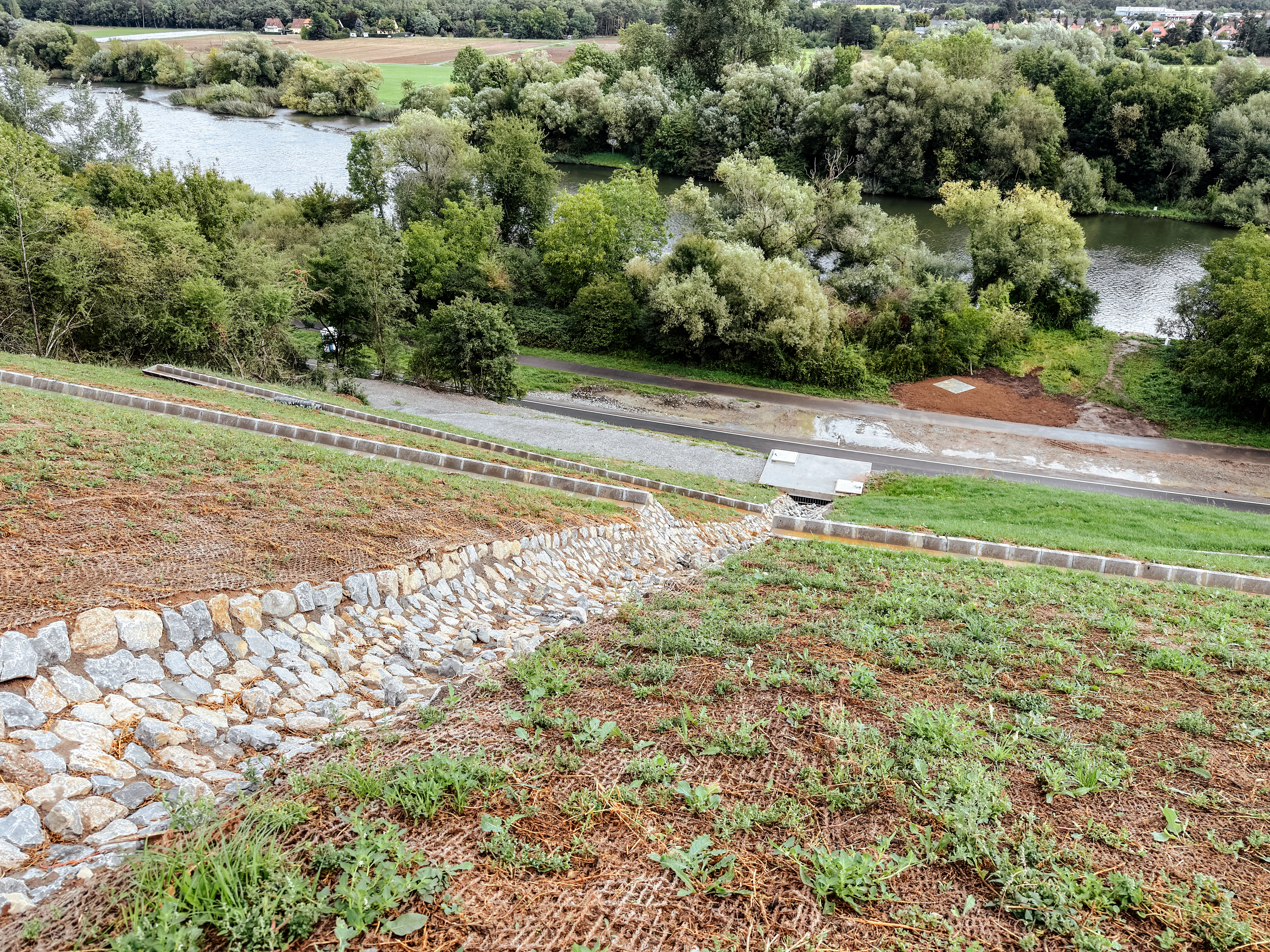 Der Sanierte Bahndamm mit Begrünung von oben fotografiert