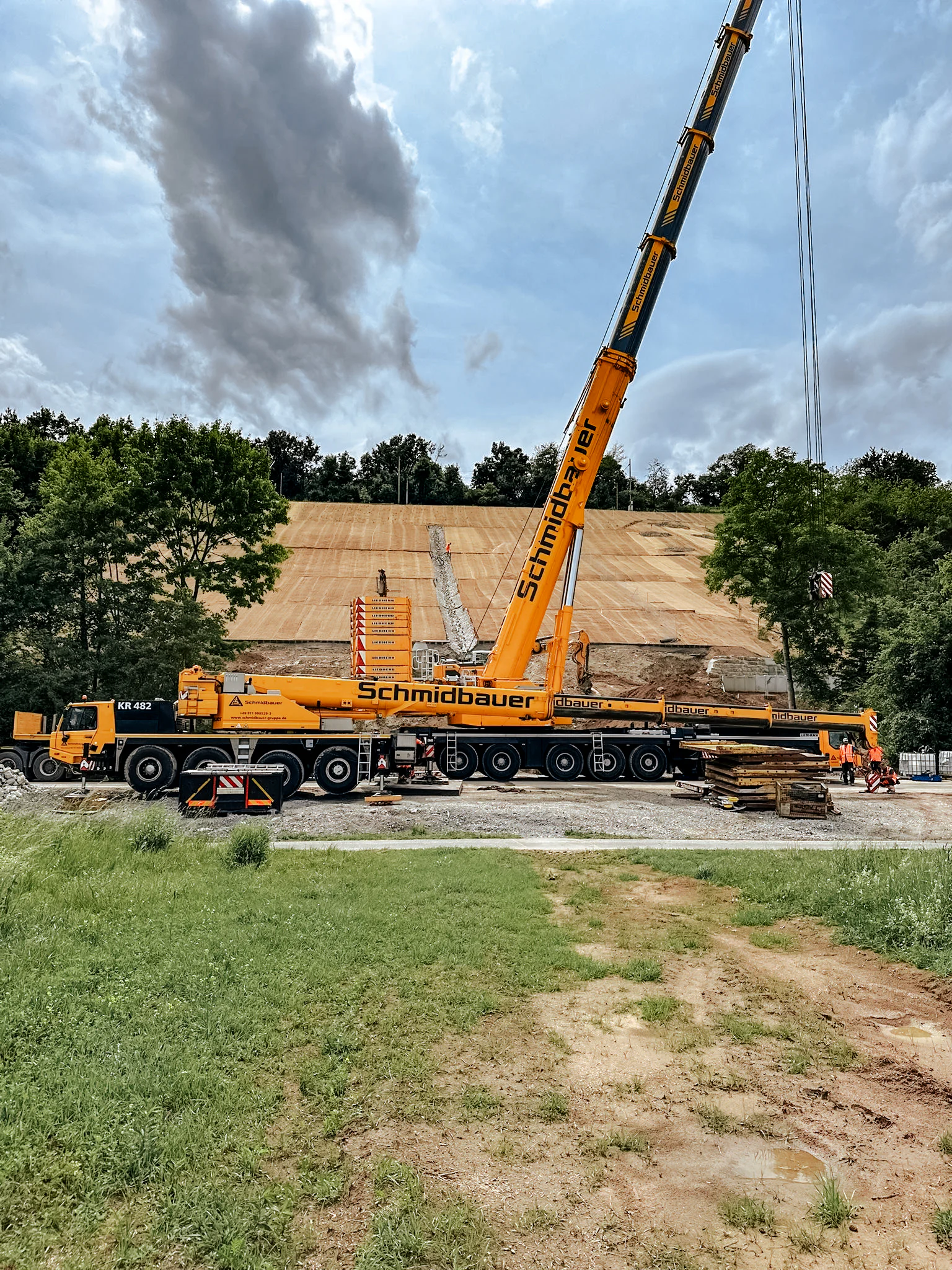 Der sanierte Bahndamm mit Baukran im Vordergrund