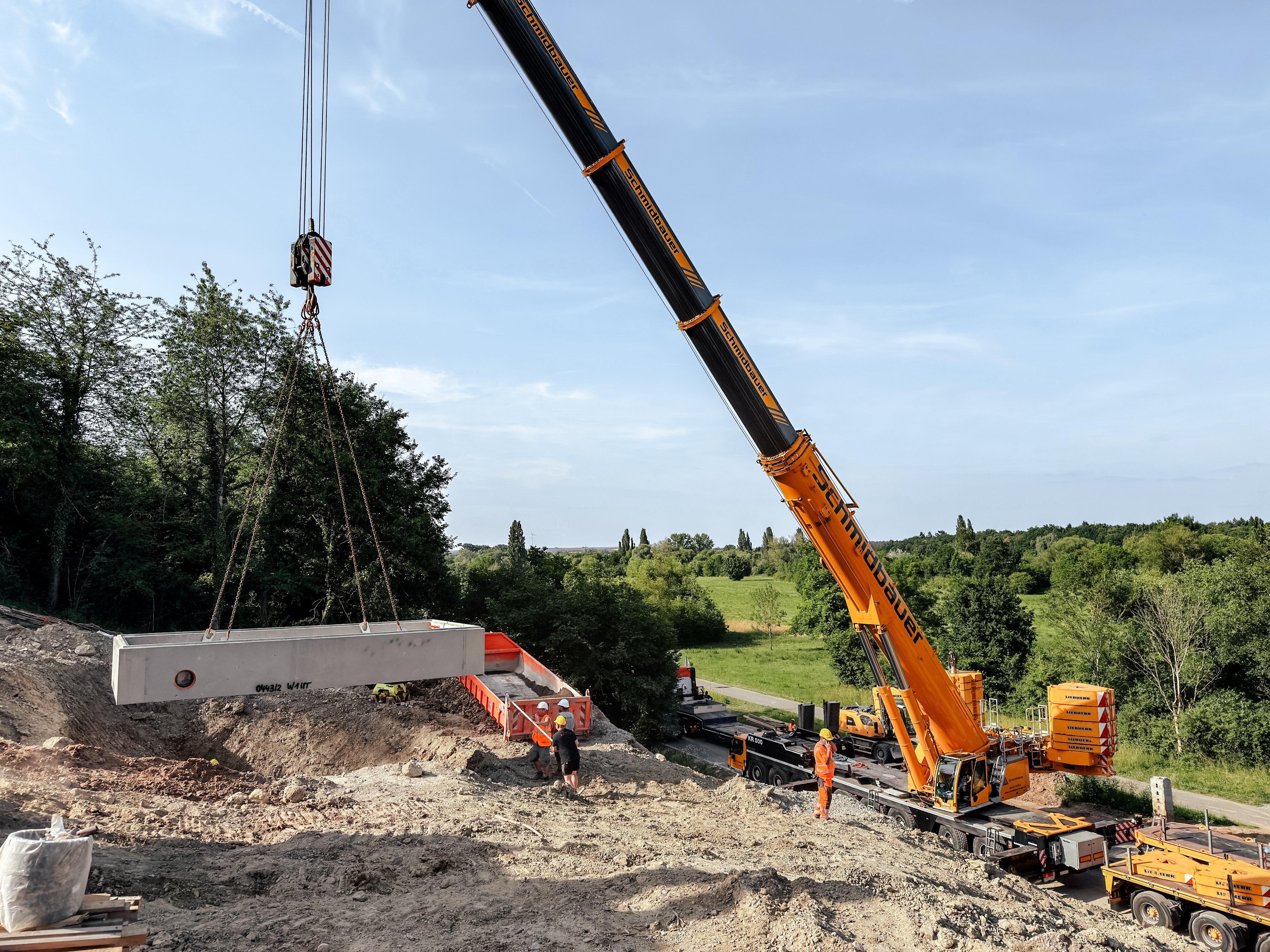 Platzierung eines Betonfertigteils mittels Baukran