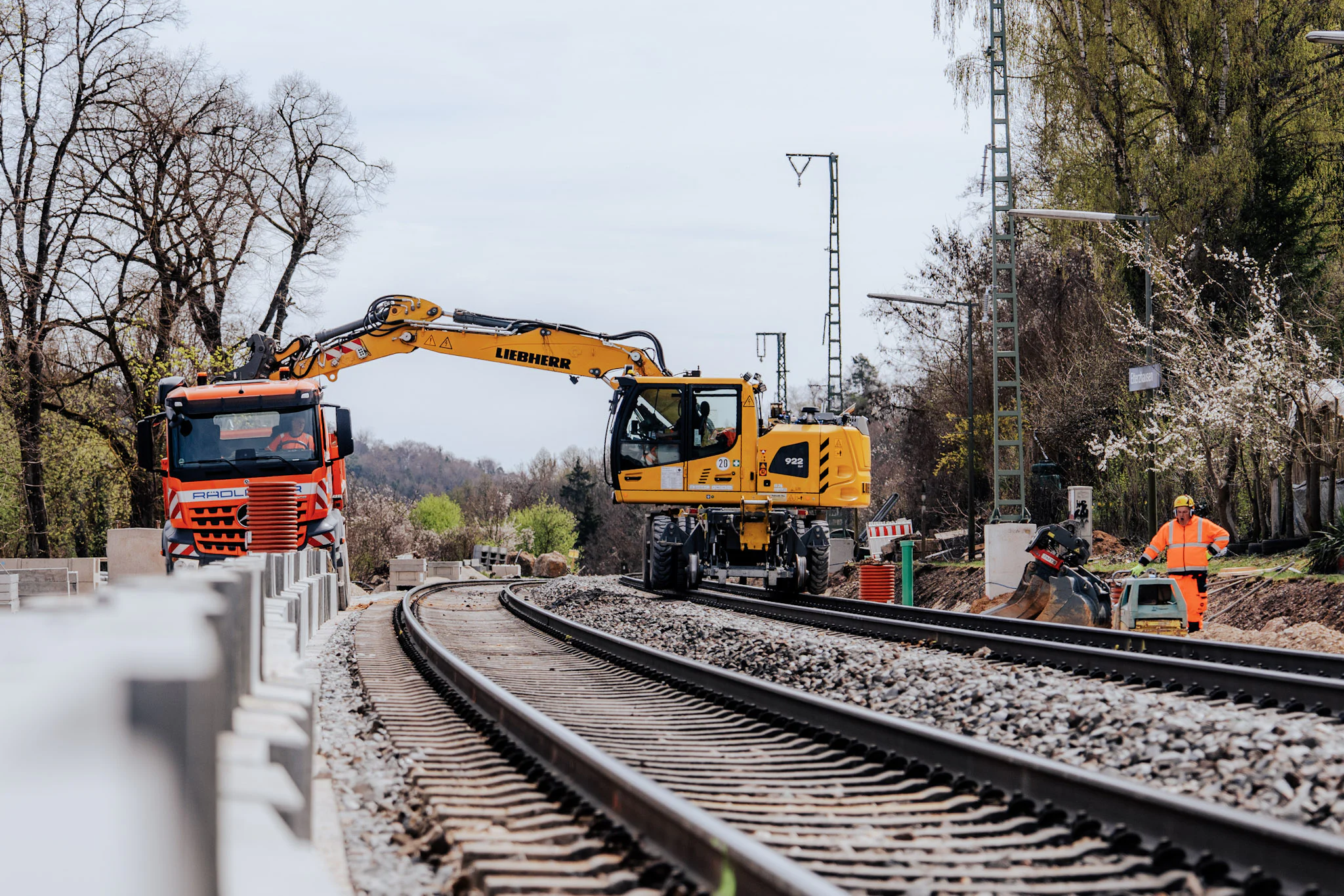 Zweiwegebagger und Rädlinger Kipper bei Arbeiten an der Korridorsanierung Nürnberg Regensburg