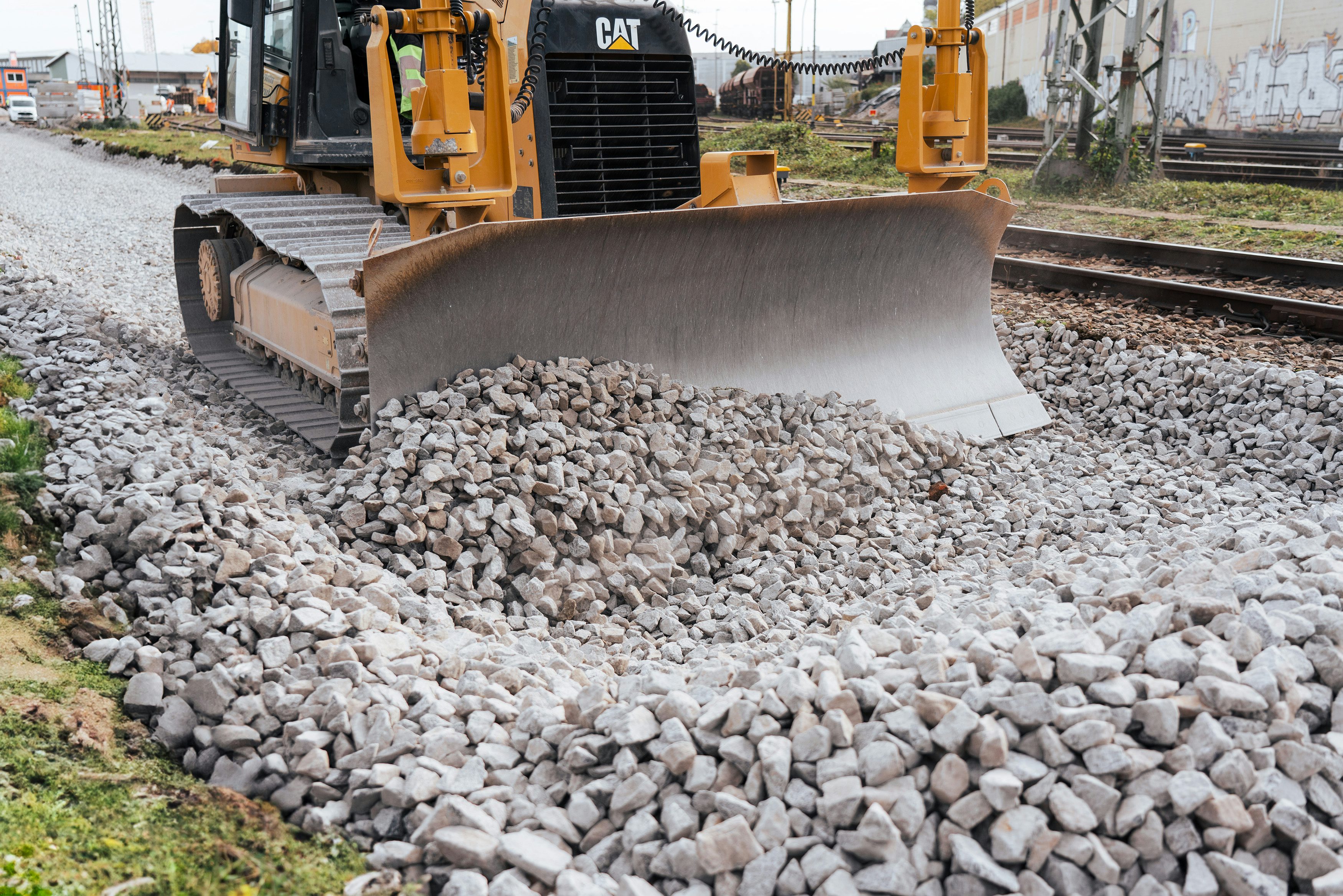 Grader bei Arbeiten auf dem künftigen Gleisbett