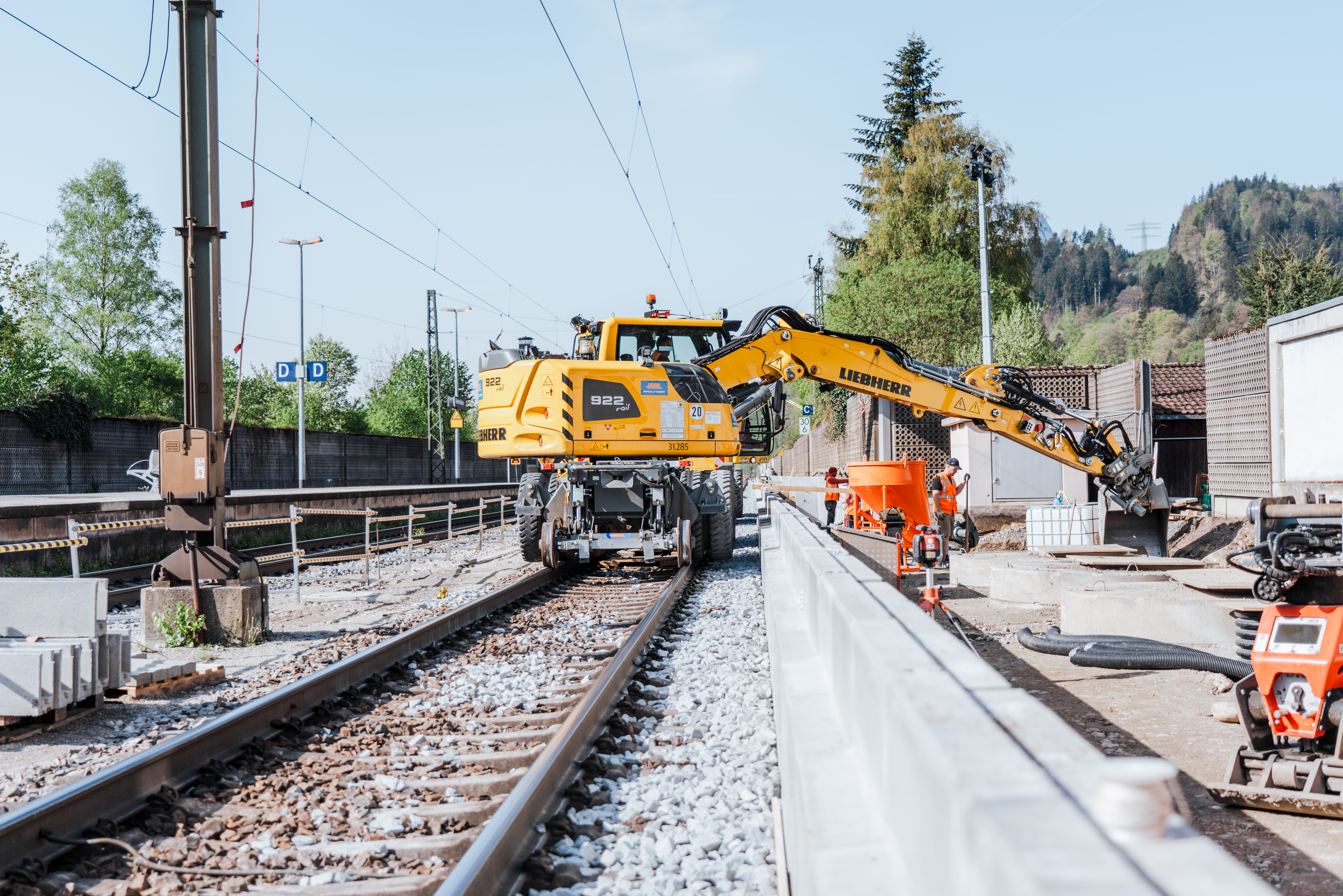 Der Zweiwegebagger bei Erdarbeiten am neuen Bahnsteig.
