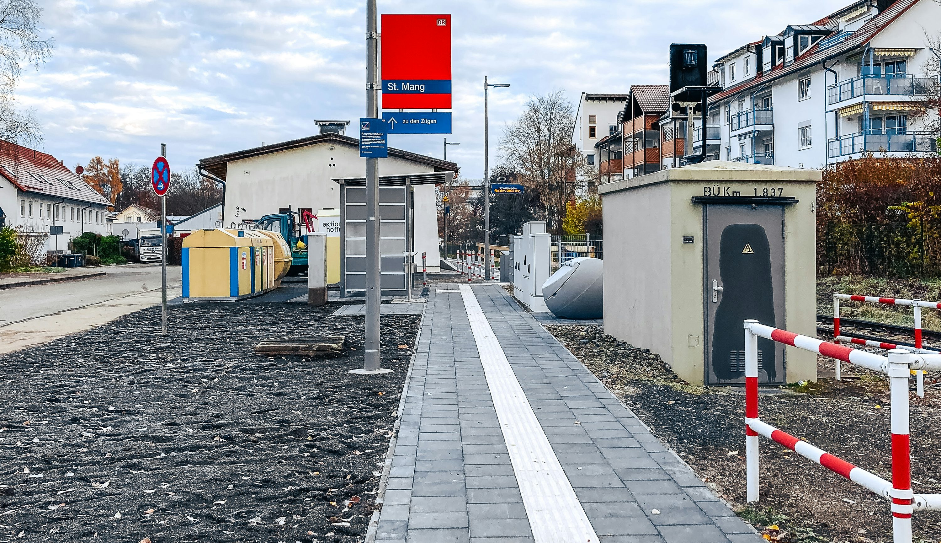 Gepflasterter und asphaltierter Vorplatz am Bahnhof Sankt Mang