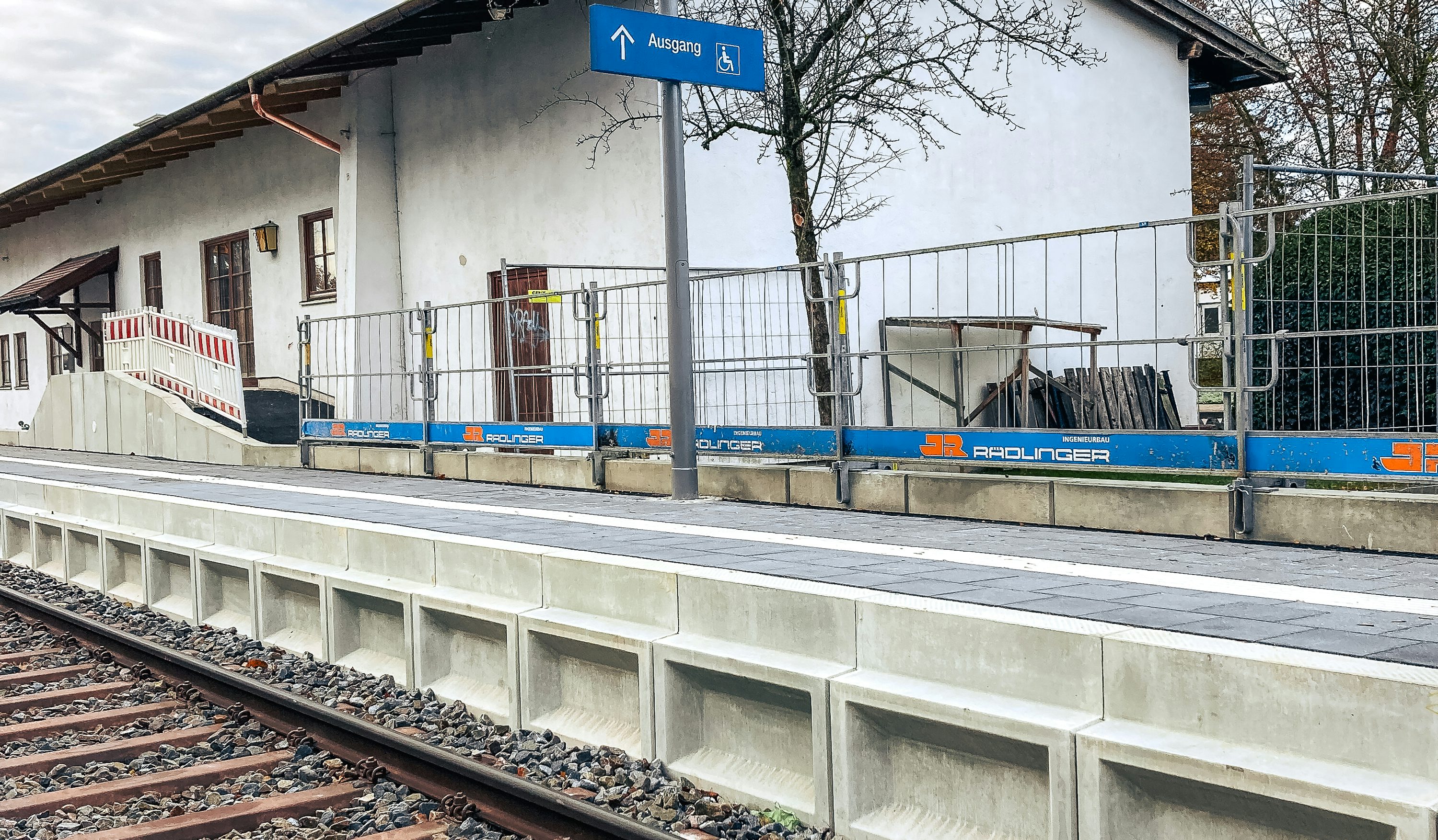 Bahnsteig und Gleis am Bahnhof Sankt Mang