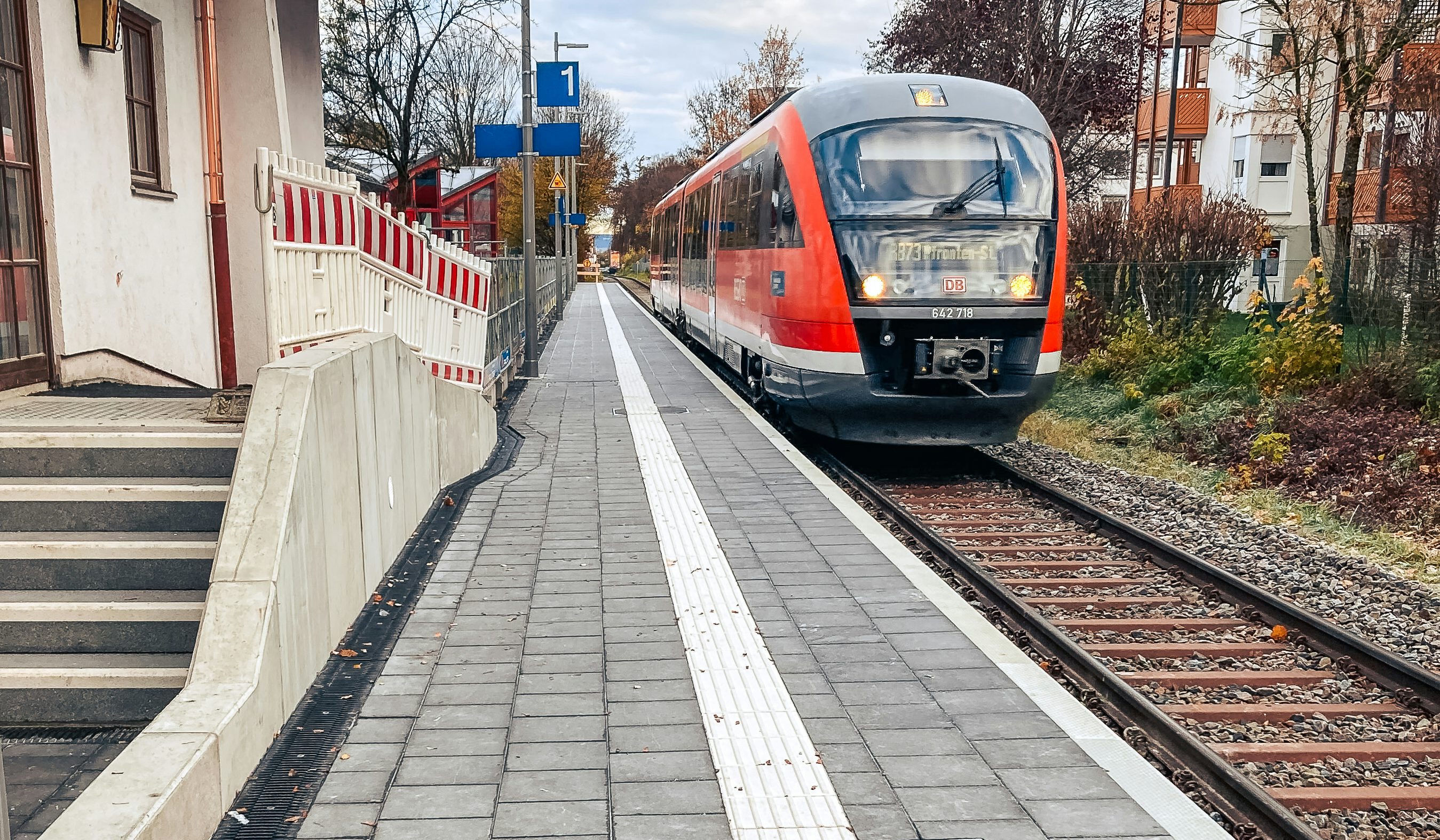 Zug hält auf Bahngleis im Bahnhof Sankt Mang