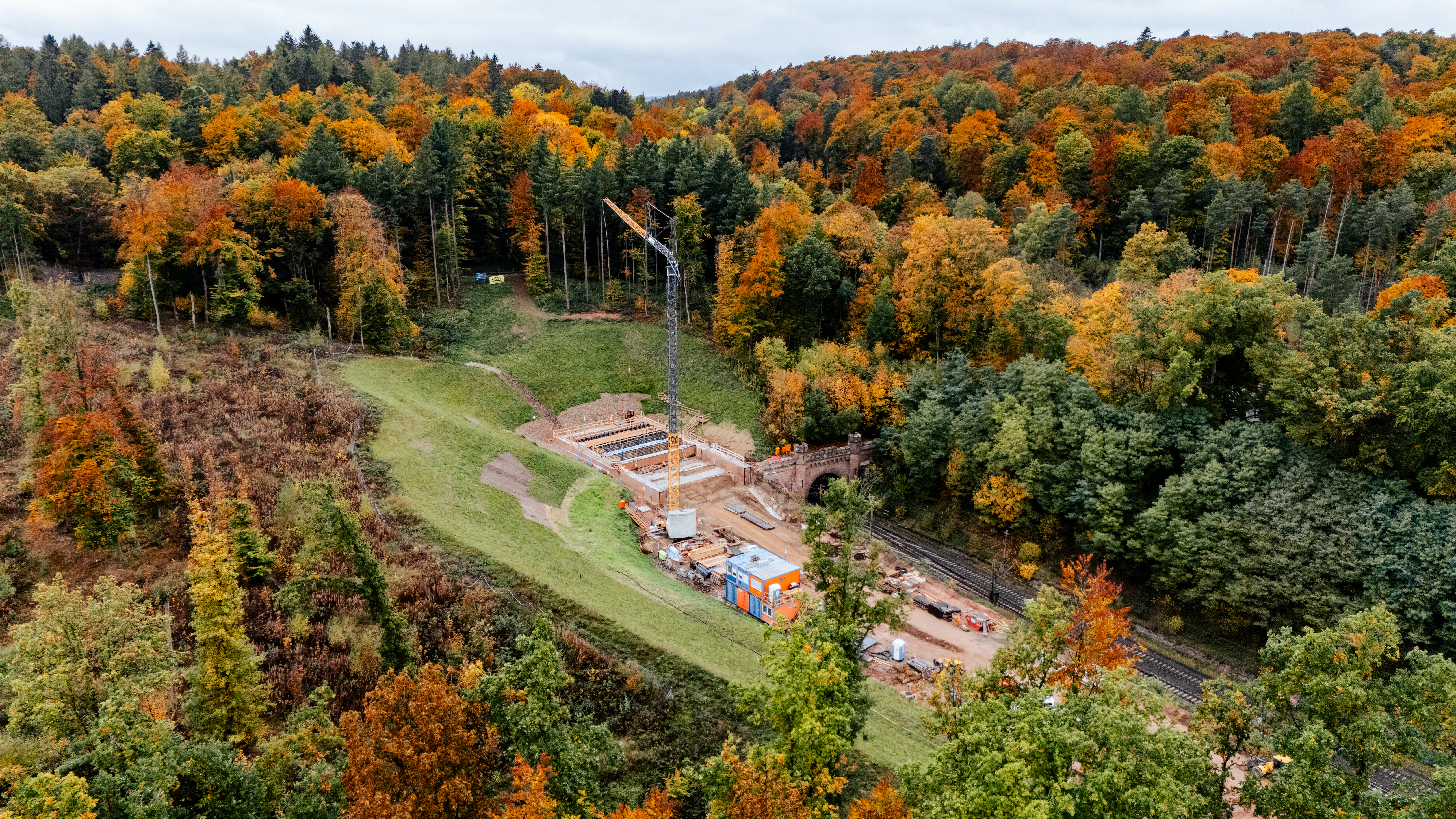 Gesamtaufnahme der Baustelle Cornberger Tunnel im Herbst von oben