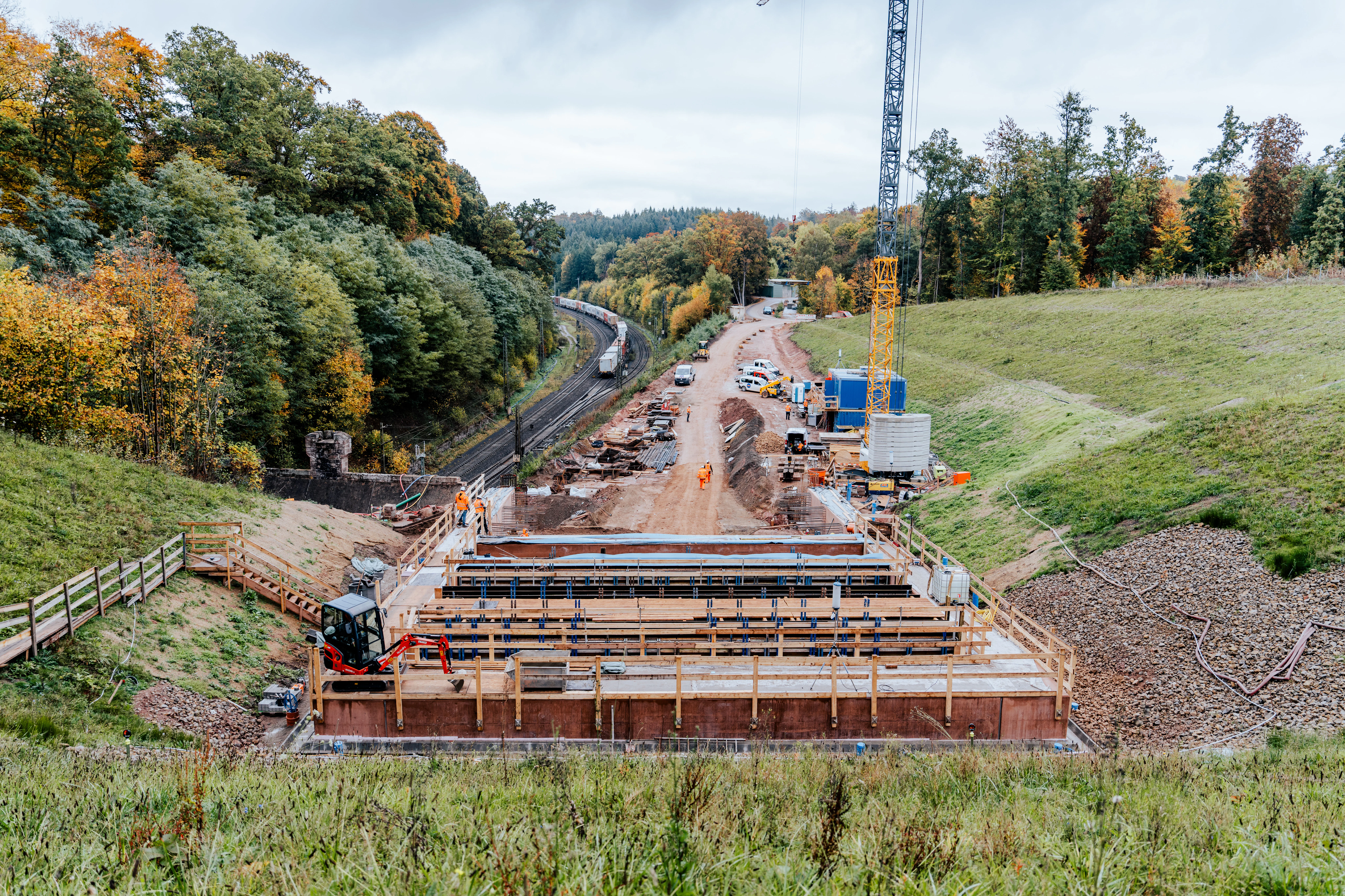Aufnahme des Cornberger Tunnels von hinten oben mit Baukran und Baustelle