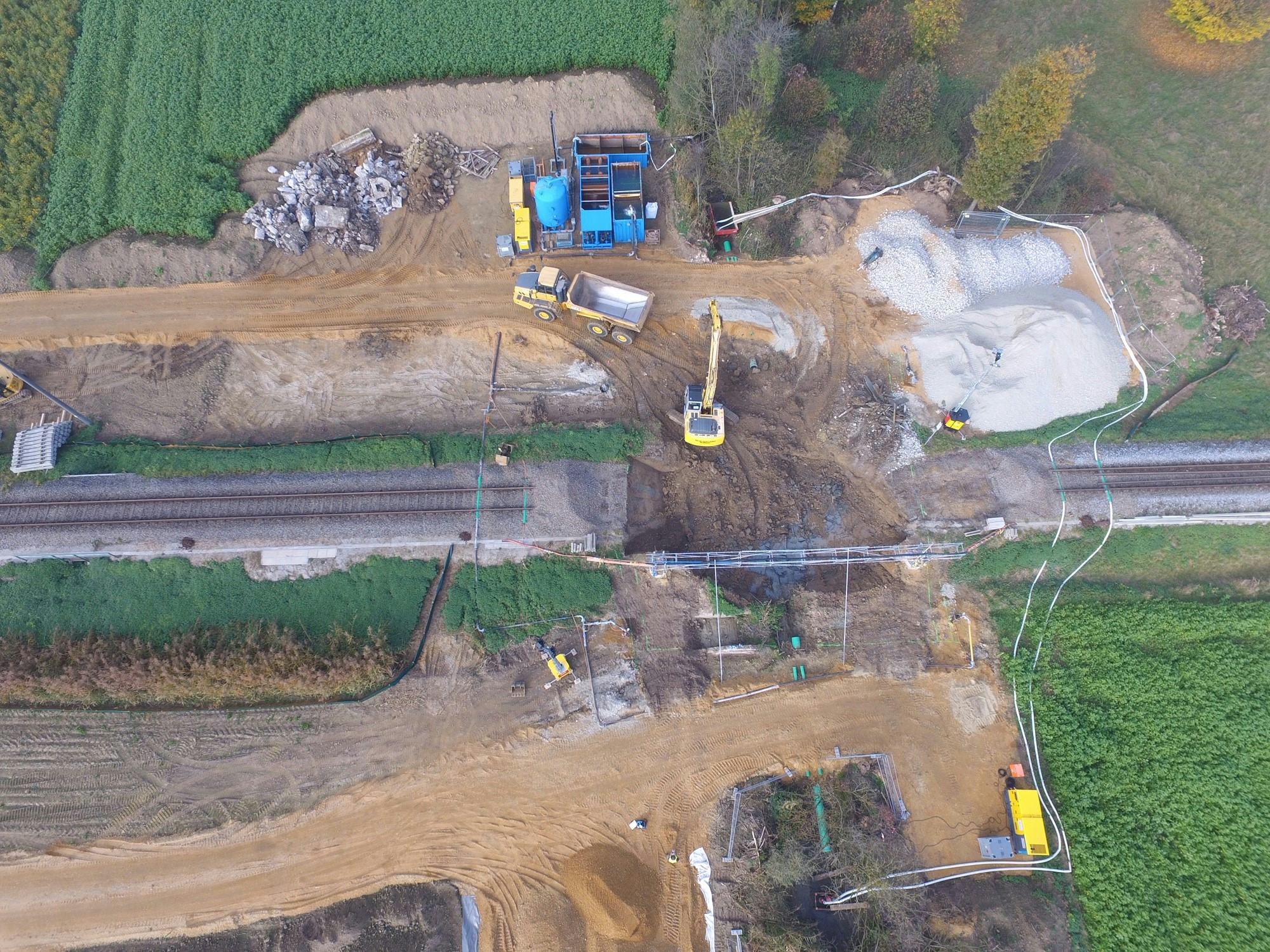 Josef Rädlinger Mitarbeiter mit Baumaschinen beim Bau der Eisenbahnüberführung bei Pocking