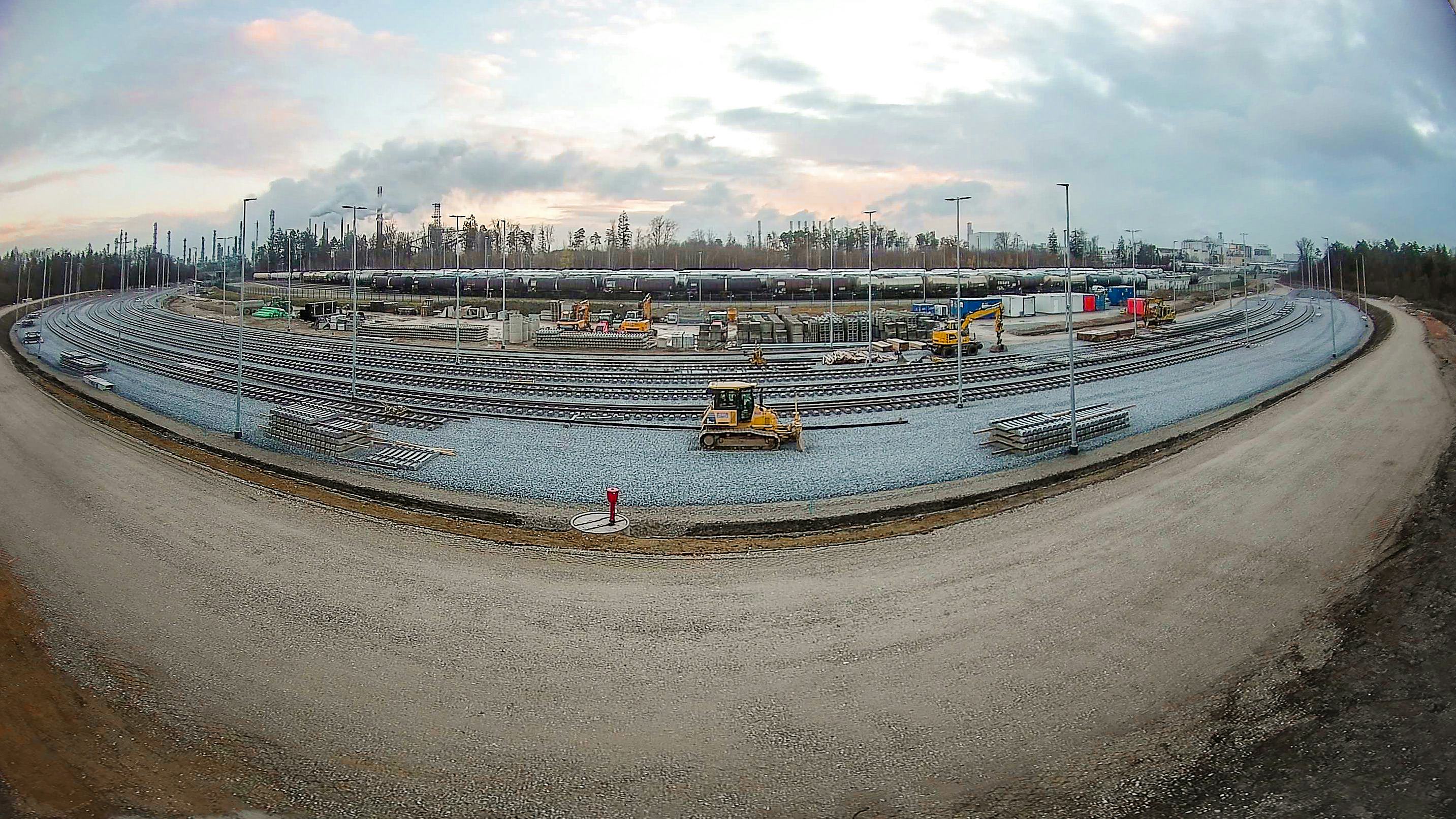 Verlegen der Gleise und Montage der Weichen, im Hintergrund Kesselwagen und die OMV Raffinerie