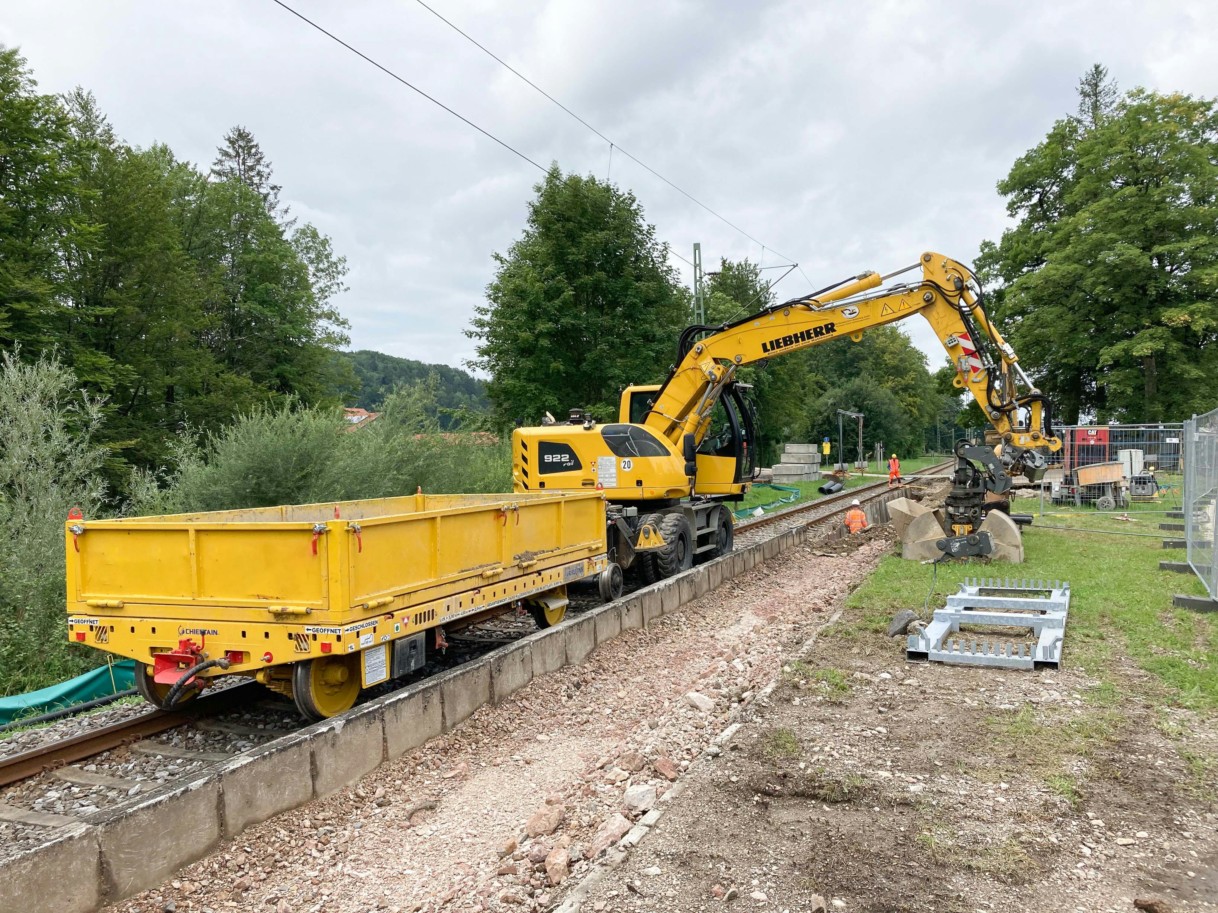 JR Bahnbau mit Zweiwegebagger bei Baumaßnahme in Höpfling