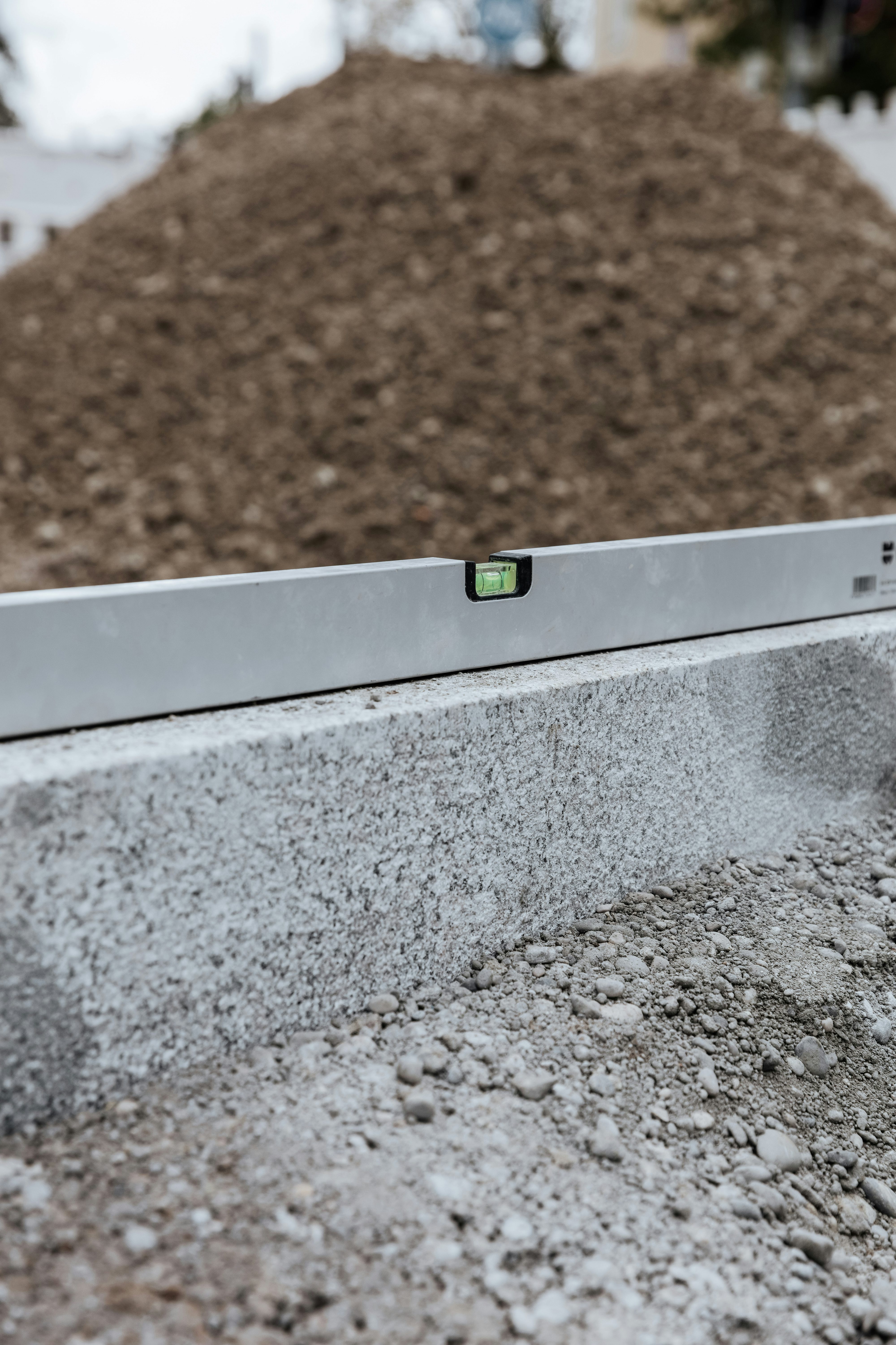 Wasserwaage auf Bahnsteigkante