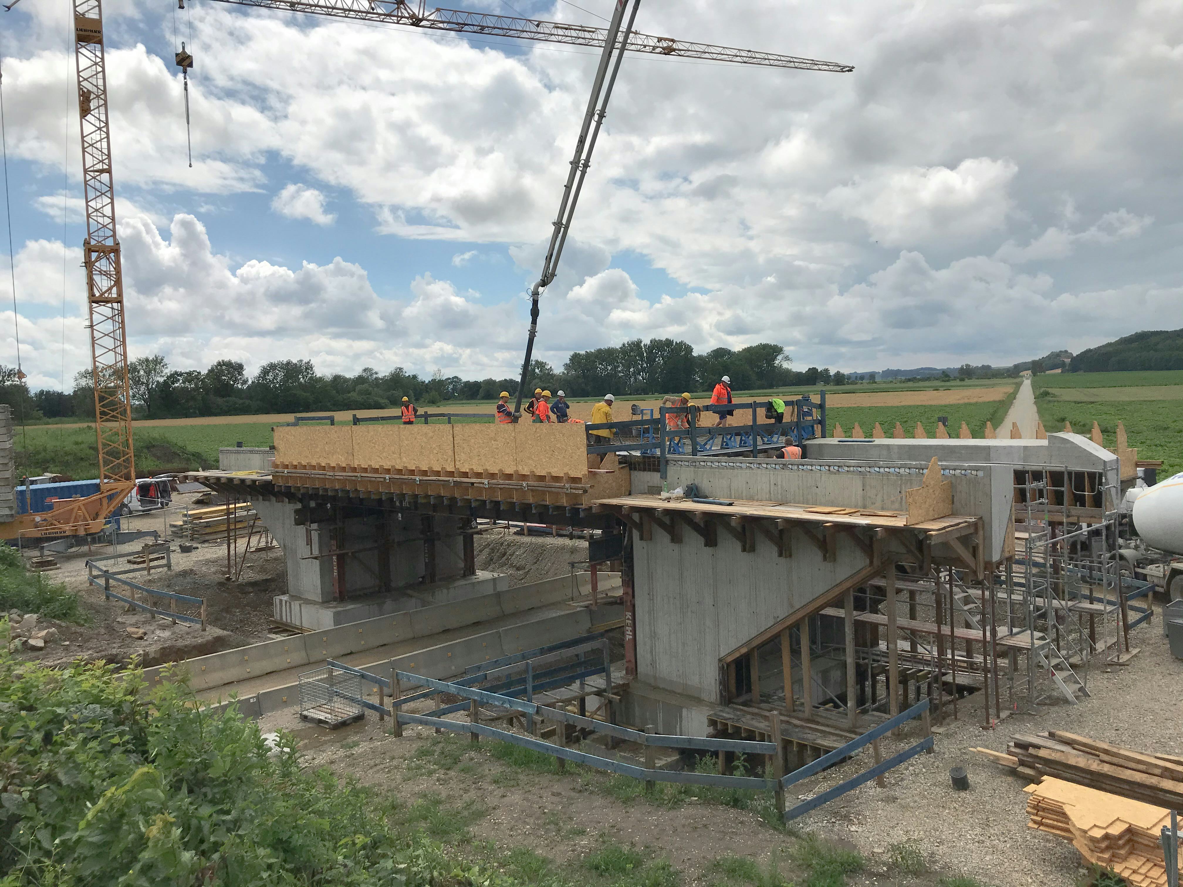 Baustelle Bahnbau des JR Ingenieurbaus: Mitarbeiter auf der Verschubbrücke in Mühldorf am Inn