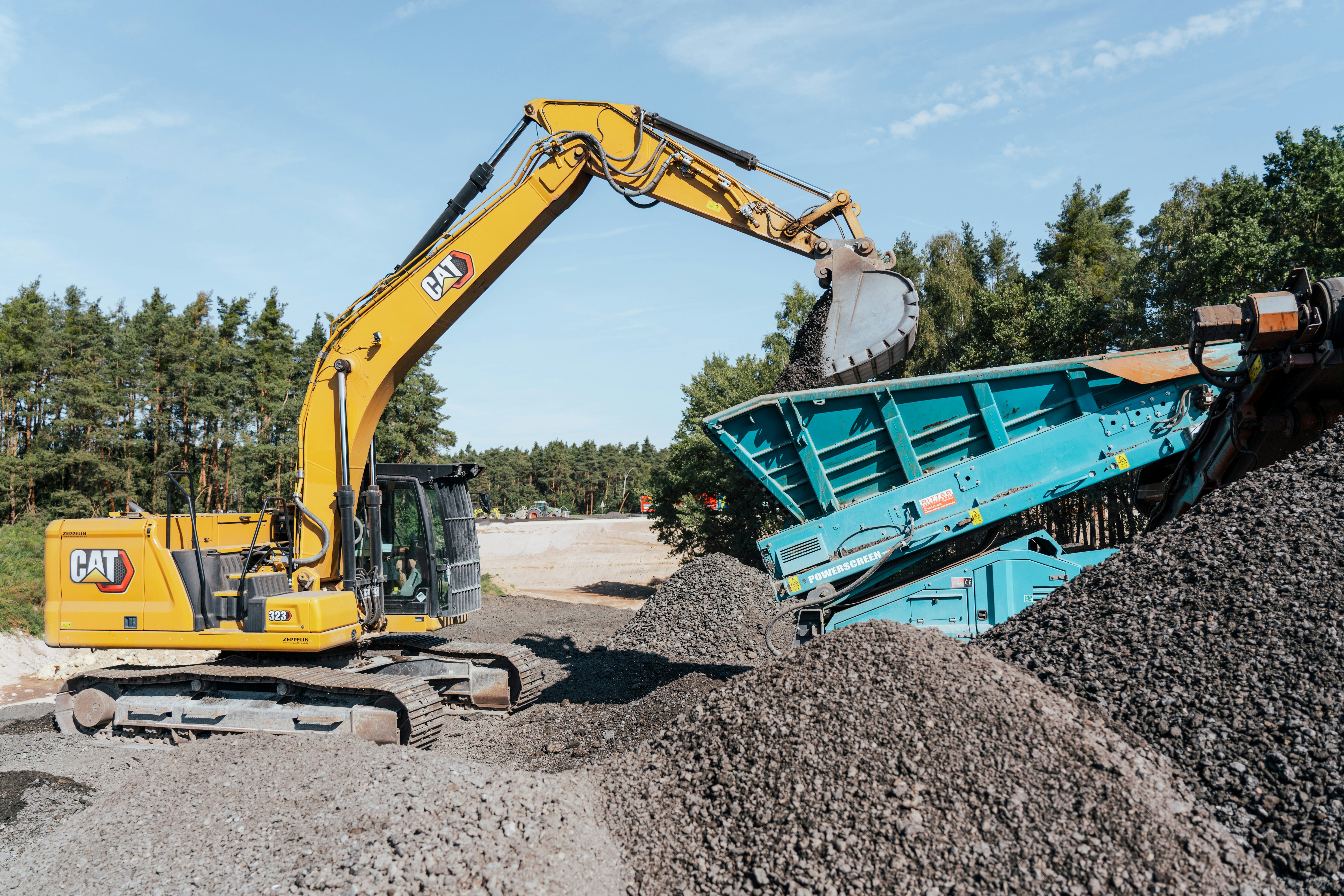 Baustelle auf der A6 bei Triebendorf: Bagger belädt Brecher für Recycling von Abbruchmaterial