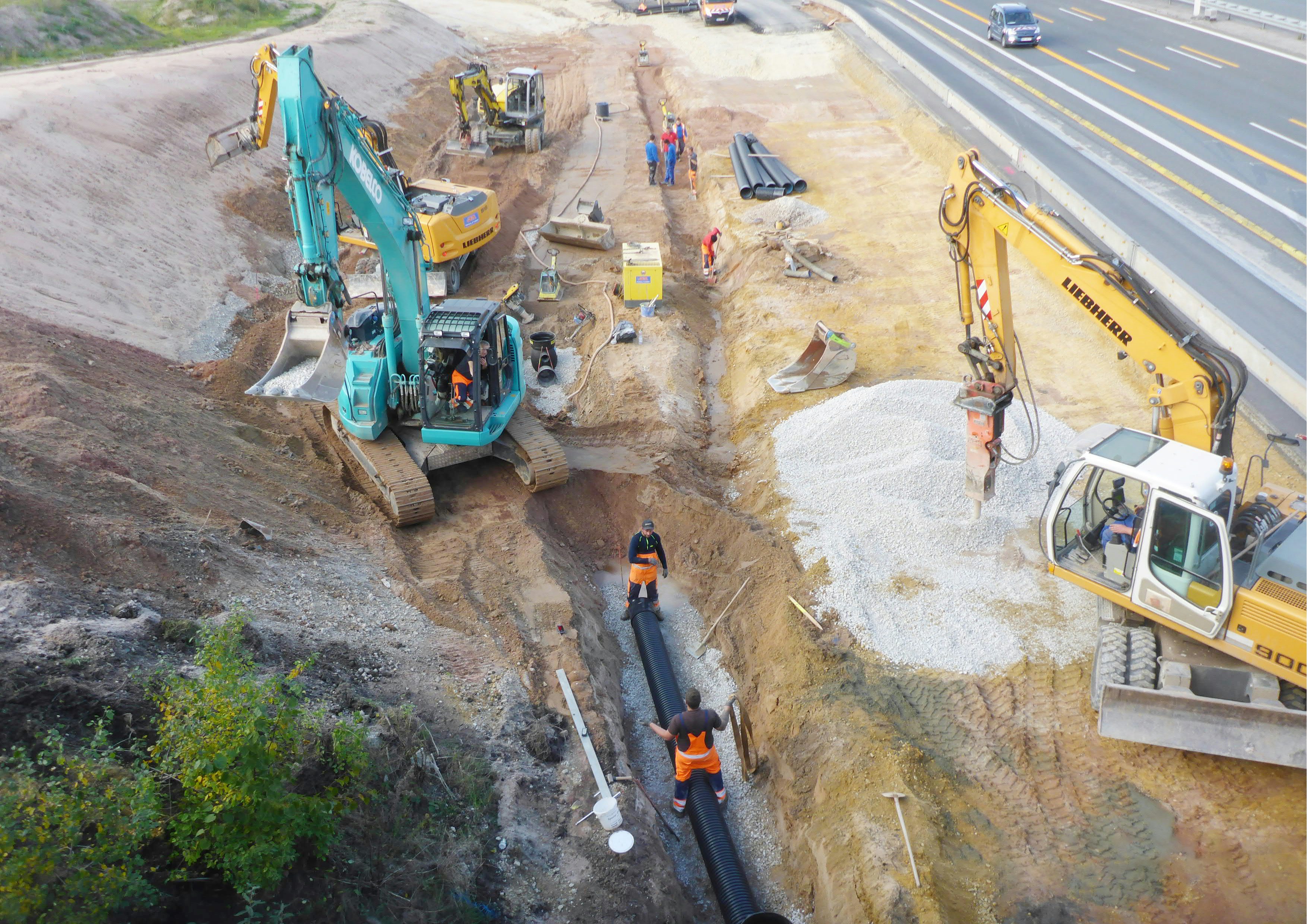 Baustelle Autobahnkreuz Nürnberg-Ost: Bagger im Einsatz