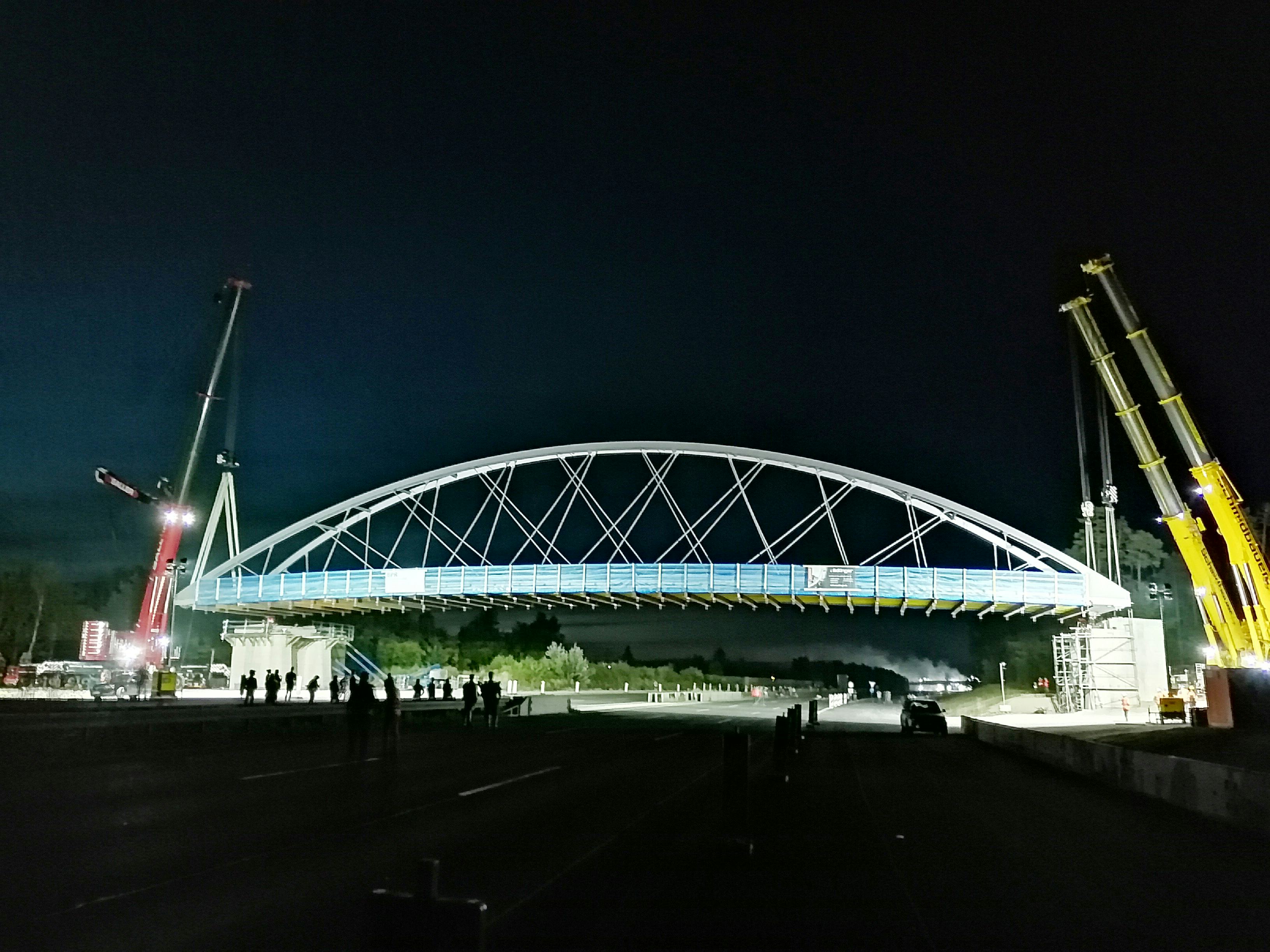 Baustelle Autobahnkreuz Nürnberg-Ost: Brückeneinhub bei Nacht